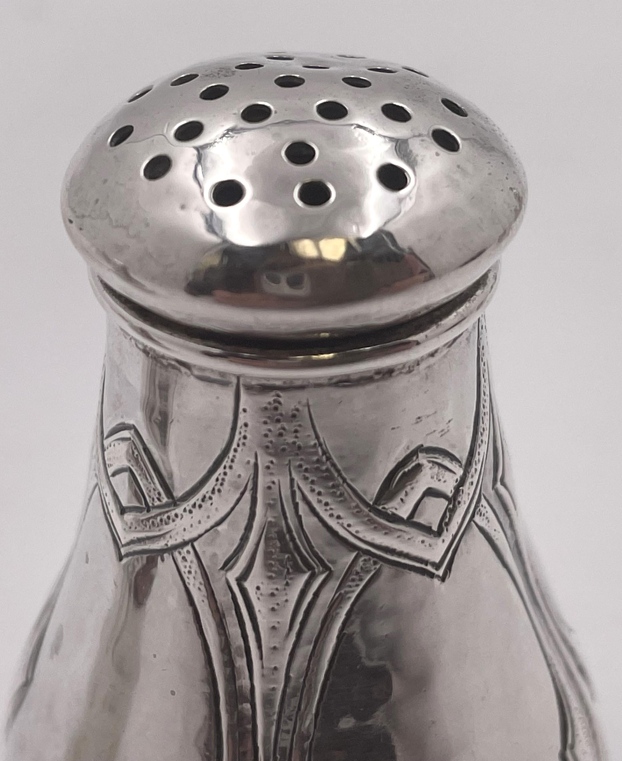 Martellato Lebolt Pair of Sterling Silver Hammered Salt & Pepper Shakers Arts &Crafts Style in vendita