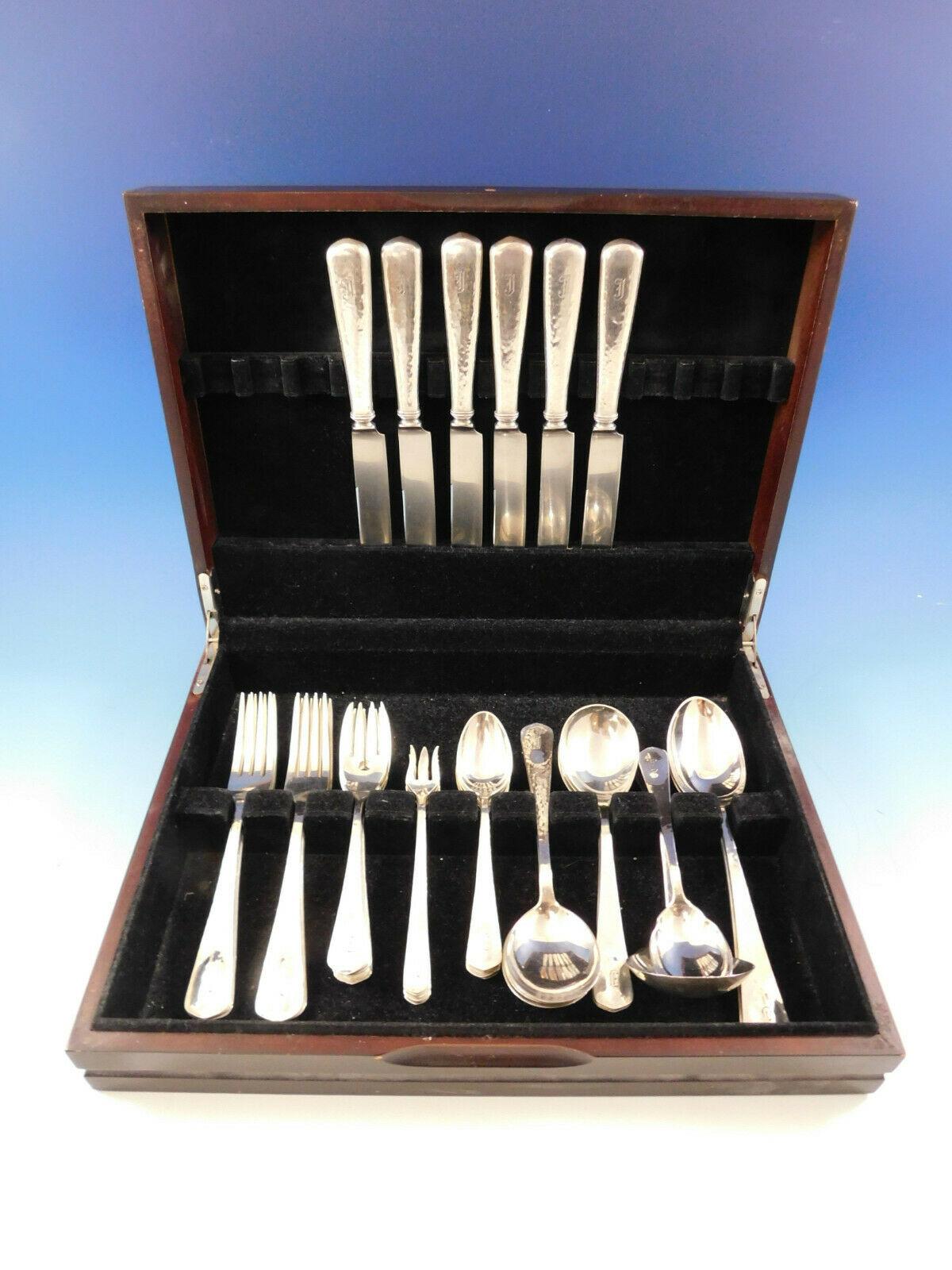 Juego de cubiertos Lebolt (modelo nº 1) de plata de ley forjada a mano Chicago Arts & Crafts - 40 piezas. Este conjunto está bellamente martillado a mano. Este juego incluye:

6 cuchillos tamaño cena, 9 5/8
6 tenedores tamaño cena, 7 5/8
6 tenedores