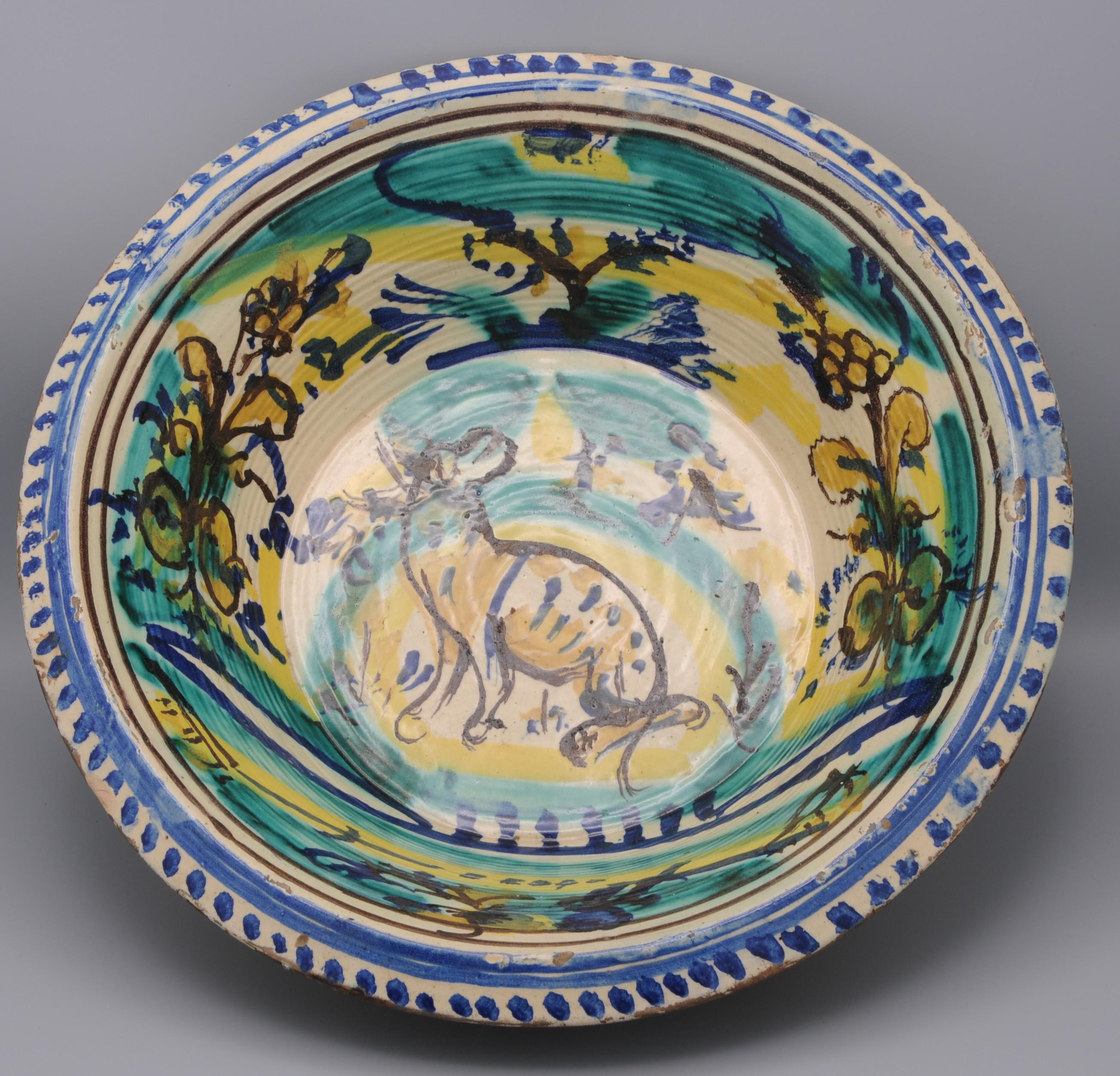 Grand lebrillo/bassin en faïence étamée, forme Triana, Séville, Espagne 19e siècle
Dessin central d'un chien dans un fond coloré en jaune, turquoise, manganèse et bleu. 