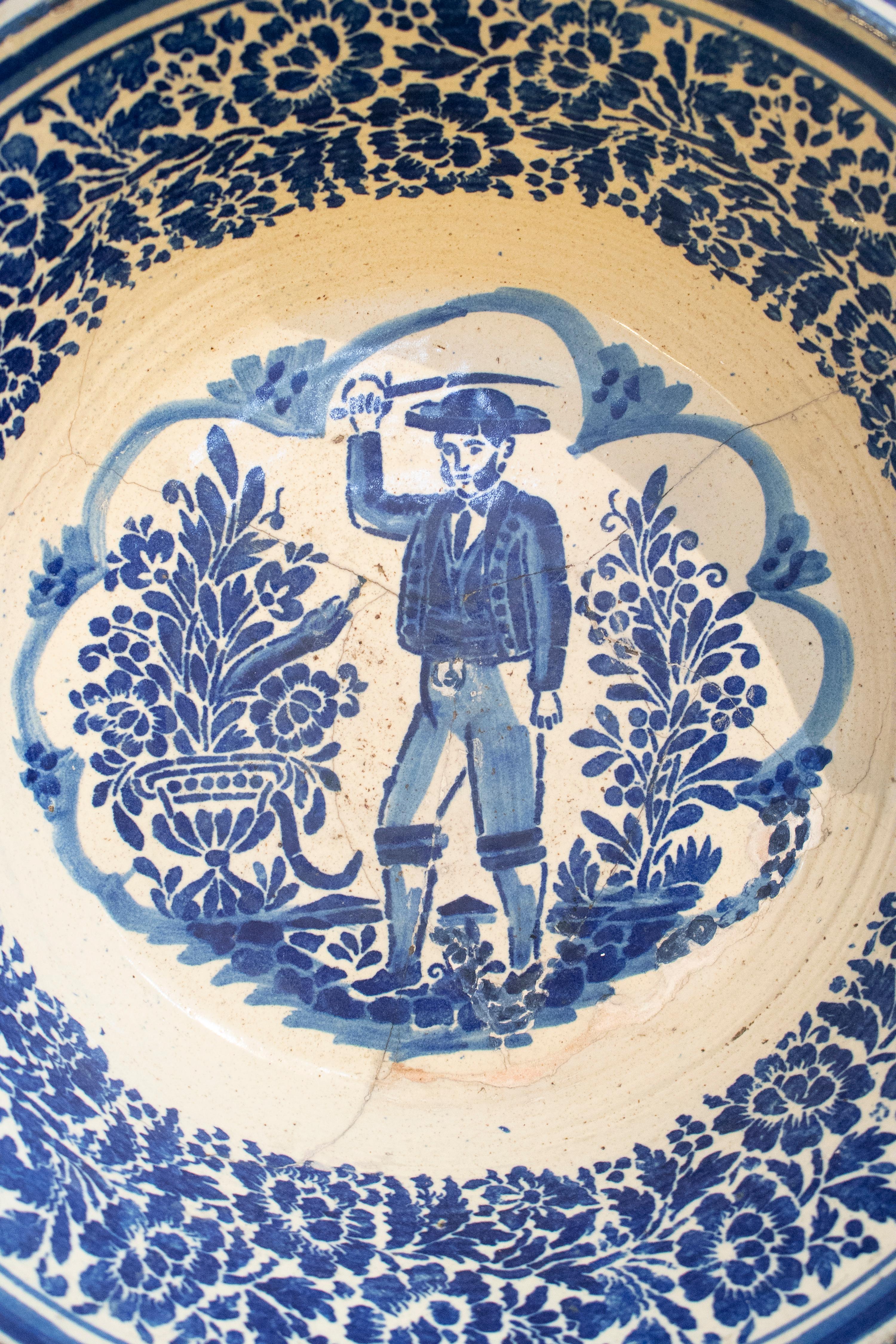 Lebrillo de triana del Siglo XIX con escenas de torero en tonos azules In Good Condition In Marbella, ES