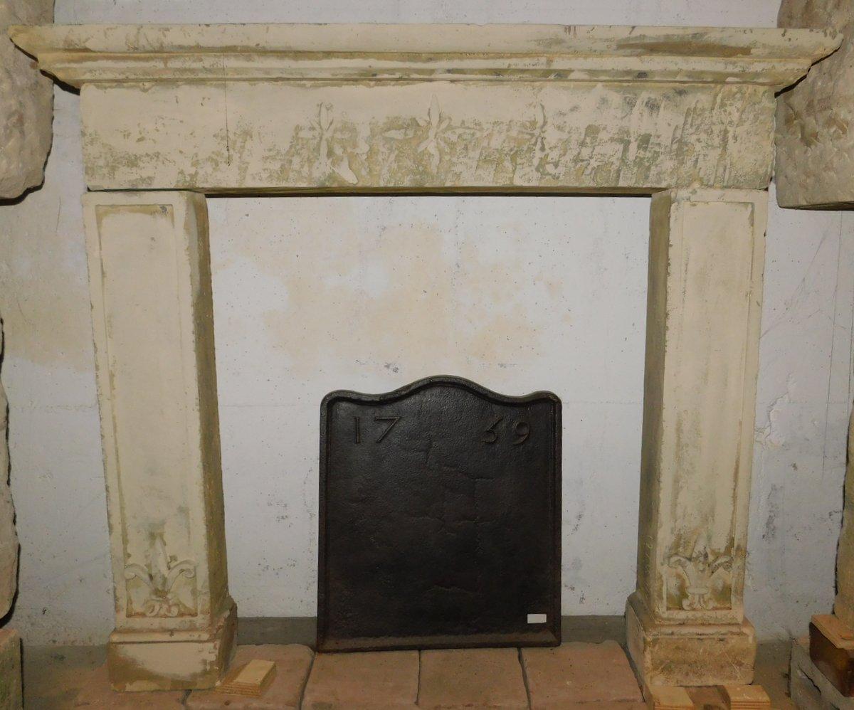 Antique Lecce stone fireplace, small size, with leaf bas-reliefs, so it can be installed in any interior, original from the 1800s, from southern Italy, maximum outside measurement L 120 X H 105 X D 19, mouth measurement L 74 X H 82 cm