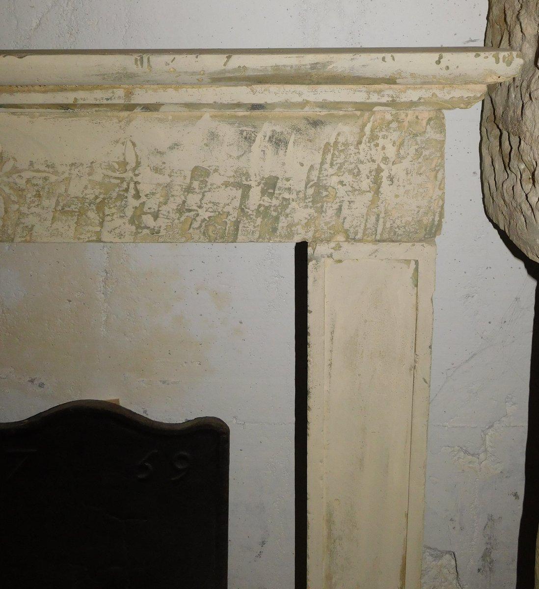 Lecce stone fireplace mantle, carved foliate bas-reliefs, Italy In Good Condition For Sale In Cuneo, Italy (CN)