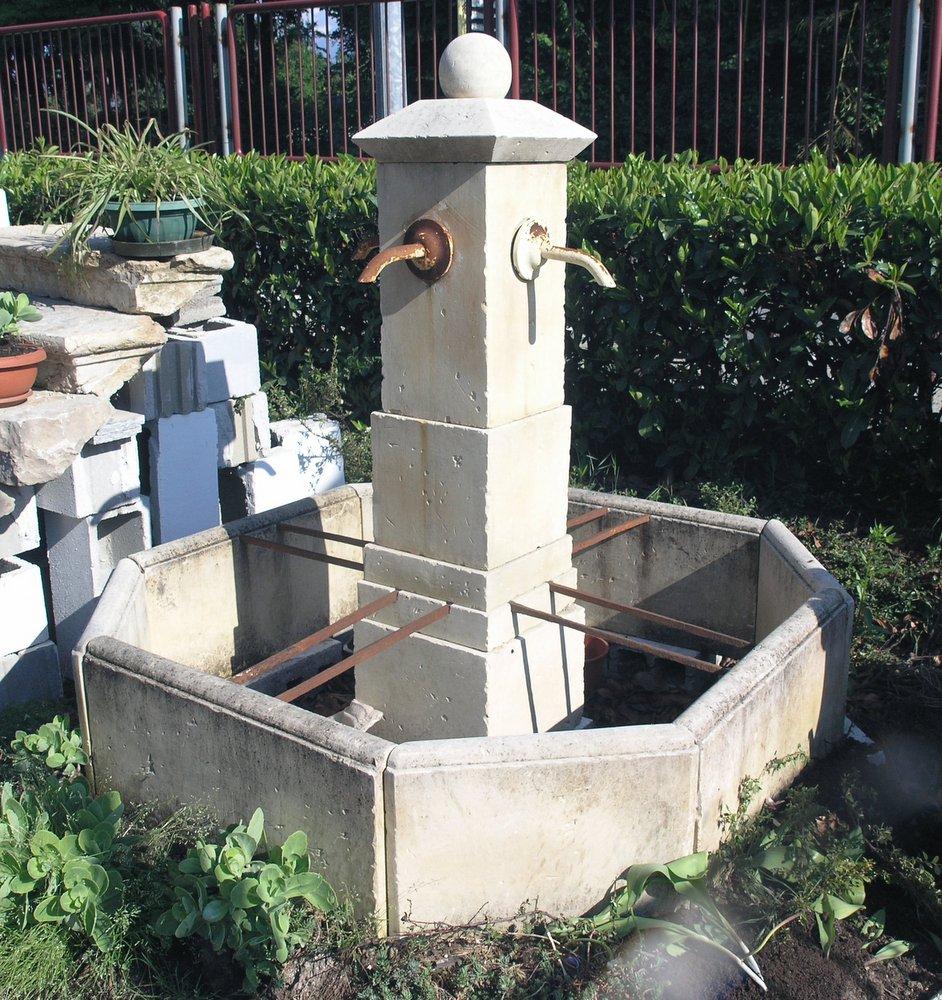 Lecce stone fountain, octagonal basin shape and central pillar with 4 outlets, hand built with Lecce stone (Italy) in the 90s. complete and furnished, it measures 150 x h 150 cm. Ideal placed in the center of a garden or in a greenhouse of great