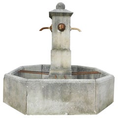 Fontana in pietra di Lecce, ottagonale con pilastro centrale e 4 bocchette, Italia 1990