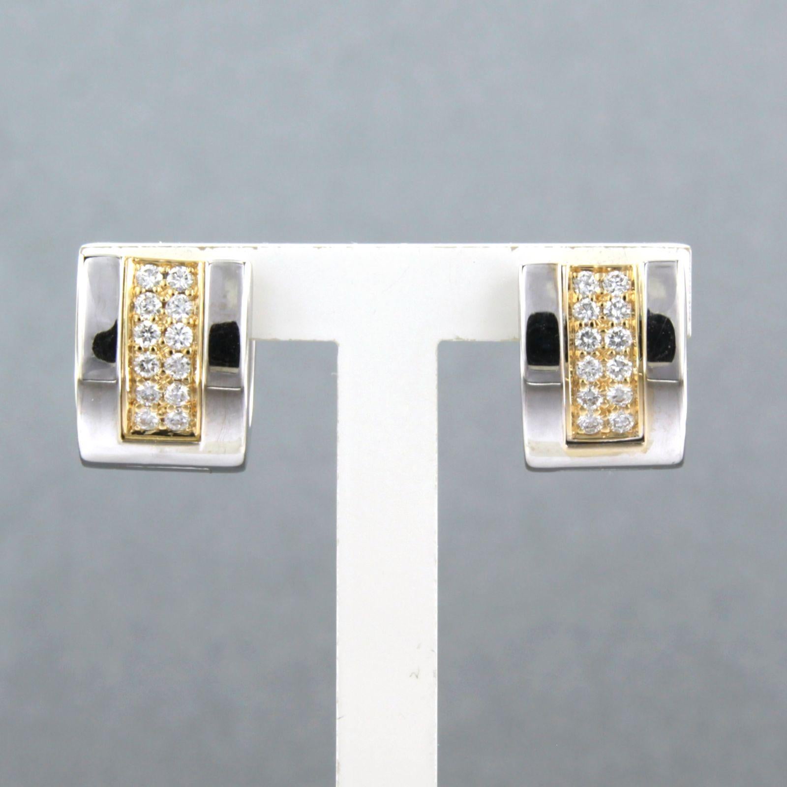 LECHIC - 18k bicolour gold ear clips set with brilliant cut diamonds up to. 0.24ct - F/G - VS/SI

detailed description:

the size of the ear clip is 1.0 cm long by 8.0 mm wide

weight 6.6 grams

occupied with

- 24 x 1.3 mm brilliant cut diamond,