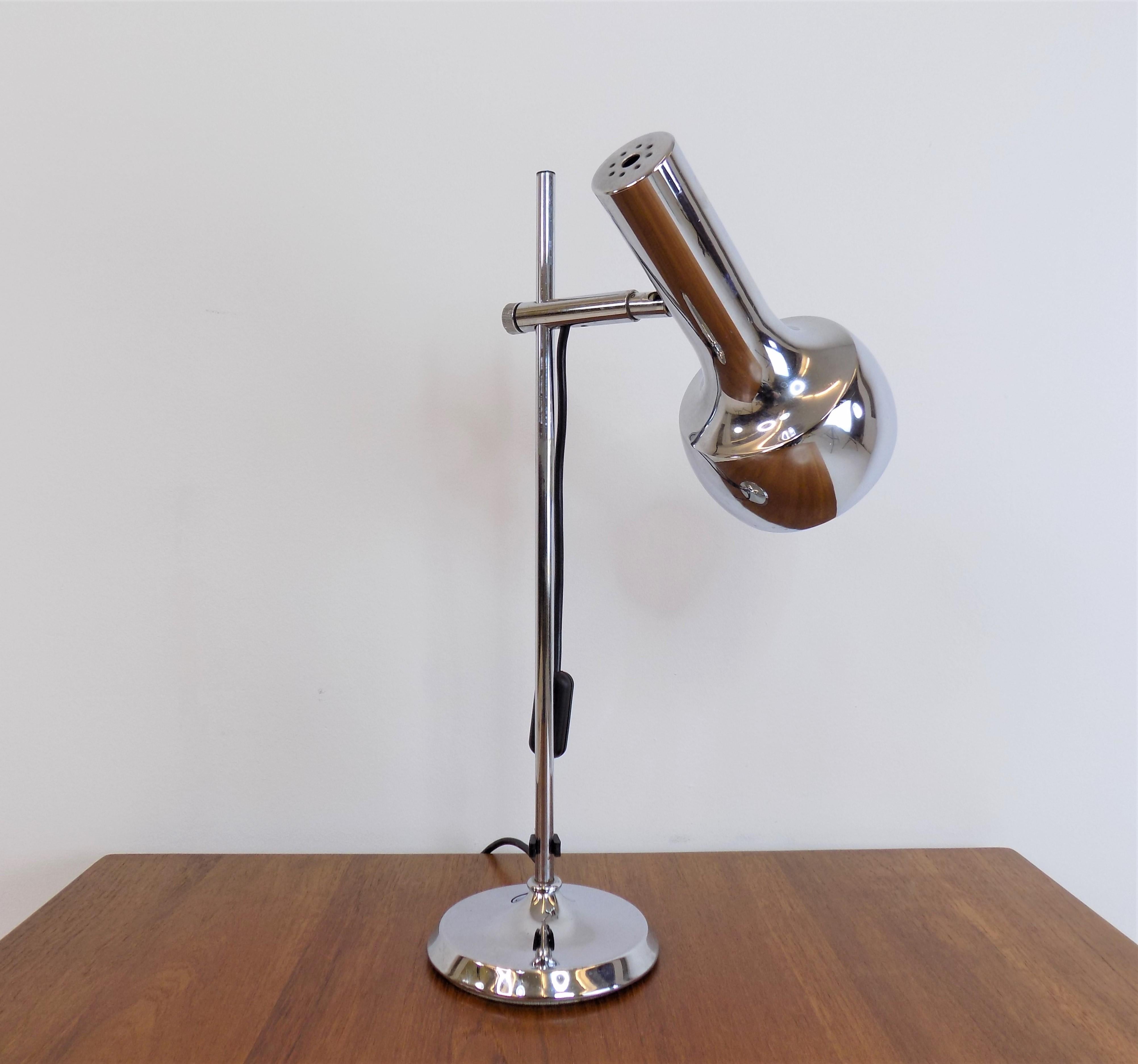 Table lamp from the 1960s by the German brothers Leclaire & Schäfer, with chromed lampshade, is in very good condition. The lampshade can be adjusted in height using a metal rod and rotated by almost 360 degrees. The functionality of the lamp is