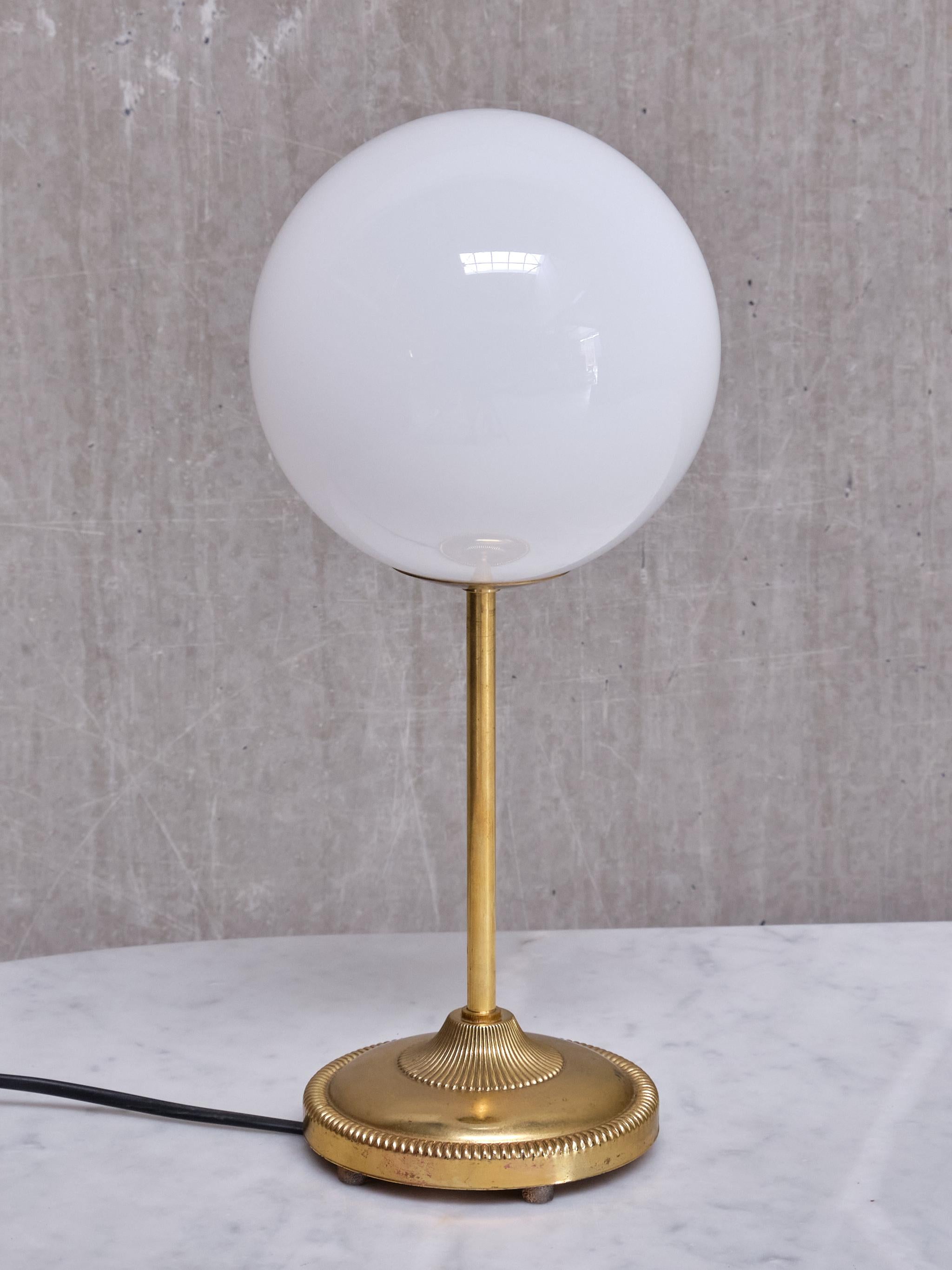 Lampe de bureau Leco avec globe en verre opale blanc, Suède, années 1960 en vente 3