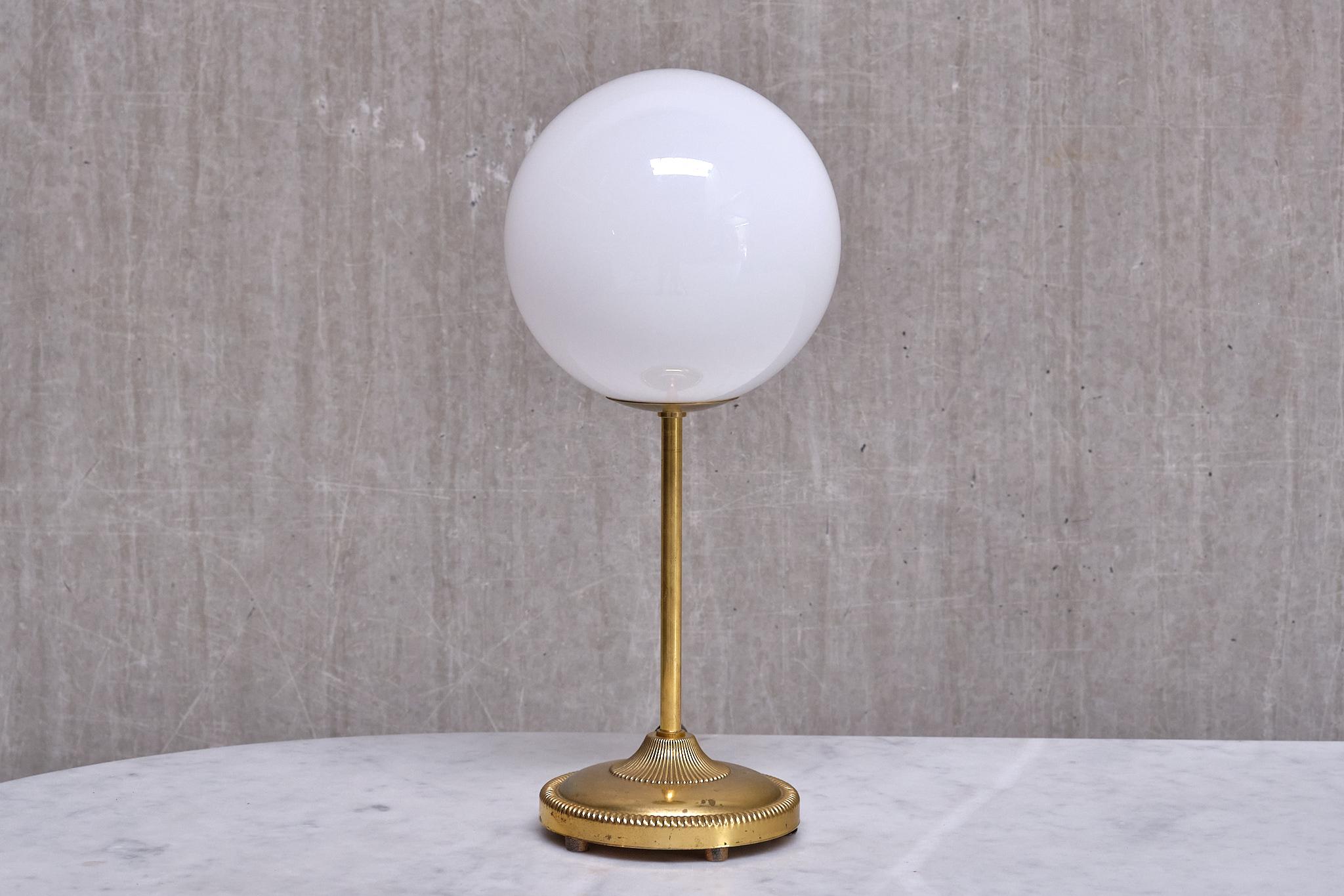 Cette élégante lampe de table a été produite par le fabricant suédois Eleg dans les années 1960. La lampe est estampillée Leco et le numéro de modèle 