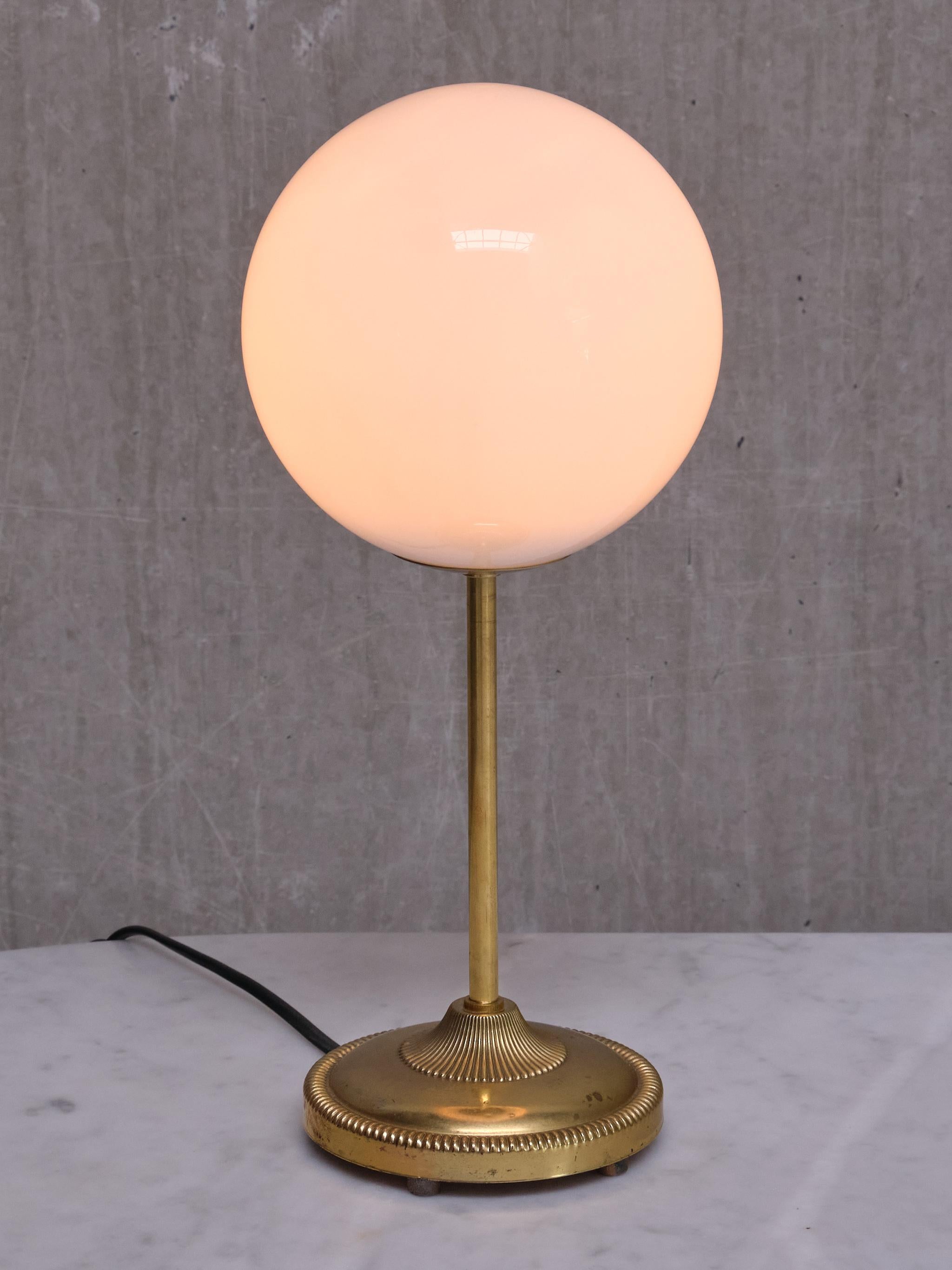 Scandinave moderne Lampe de bureau Leco avec globe en verre opale blanc, Suède, années 1960 en vente