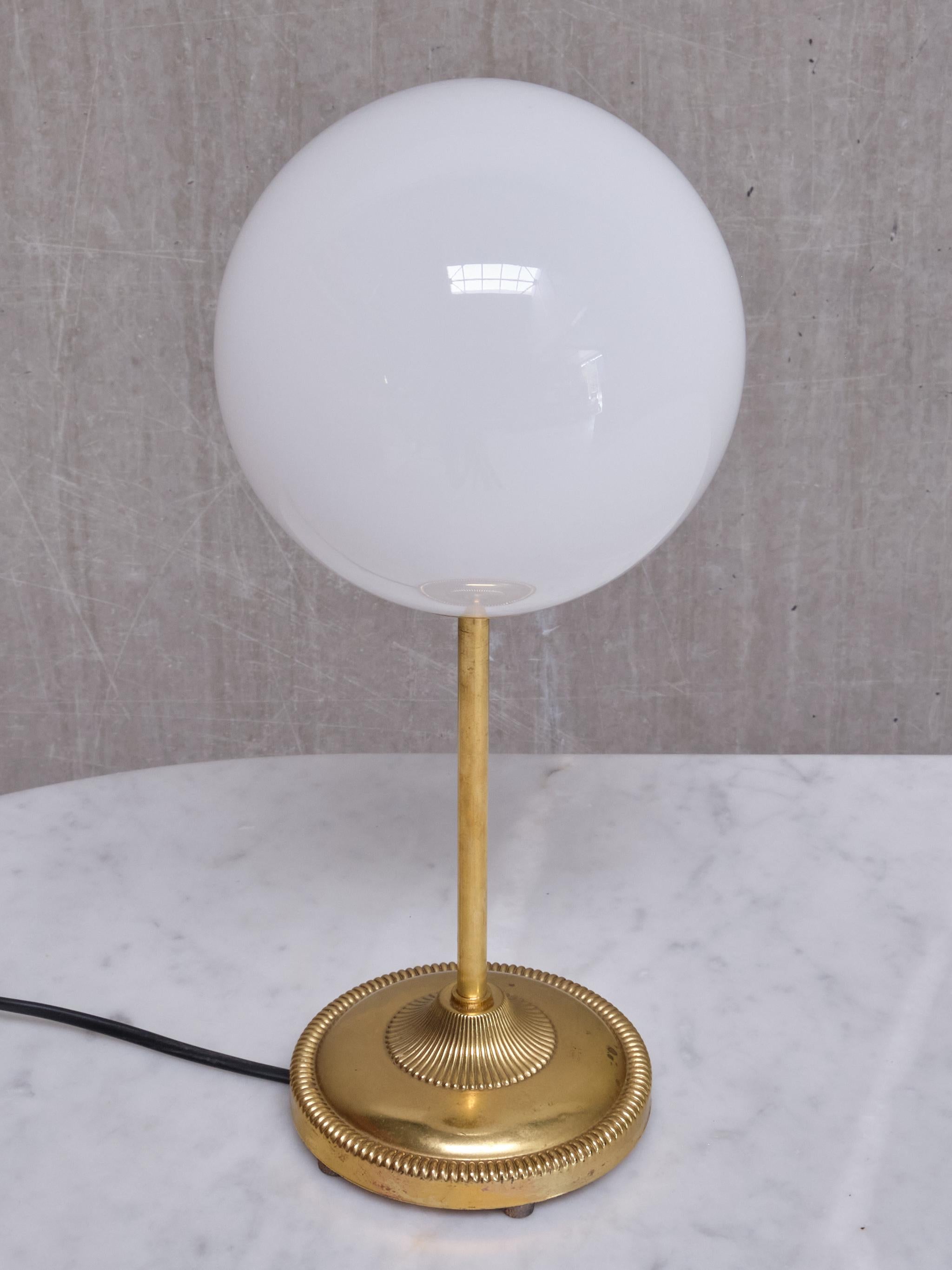 Suédois Lampe de bureau Leco avec globe en verre opale blanc, Suède, années 1960 en vente