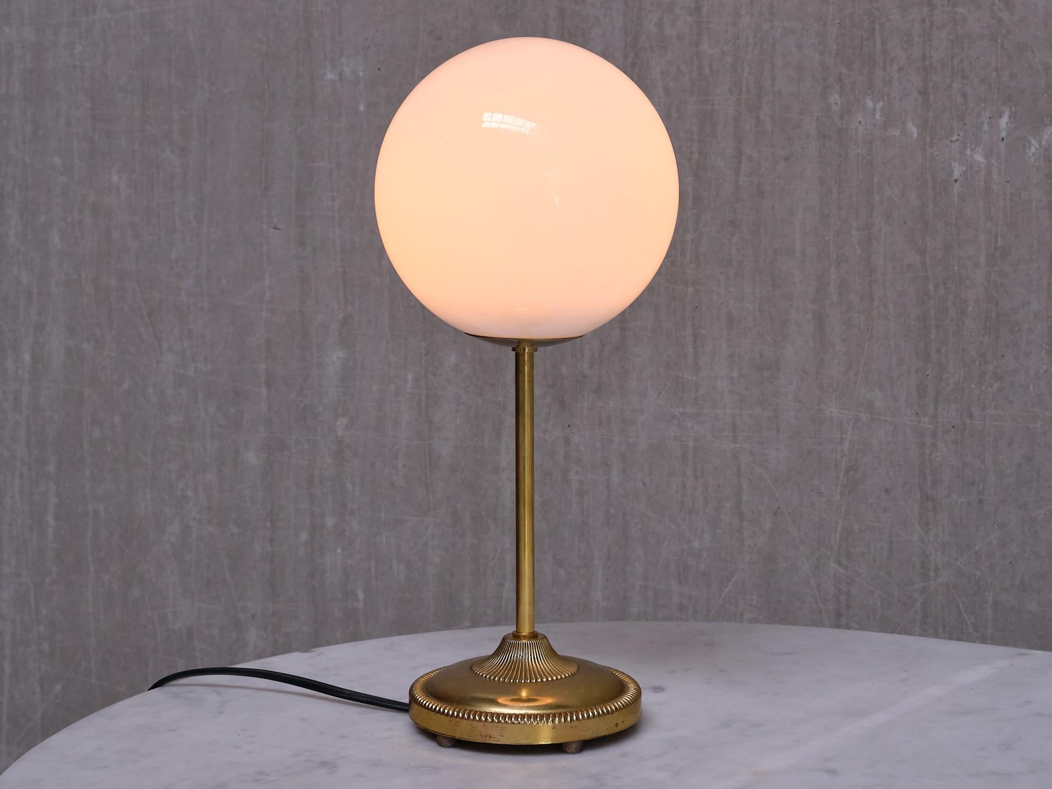 Milieu du XXe siècle Lampe de bureau Leco avec globe en verre opale blanc, Suède, années 1960 en vente
