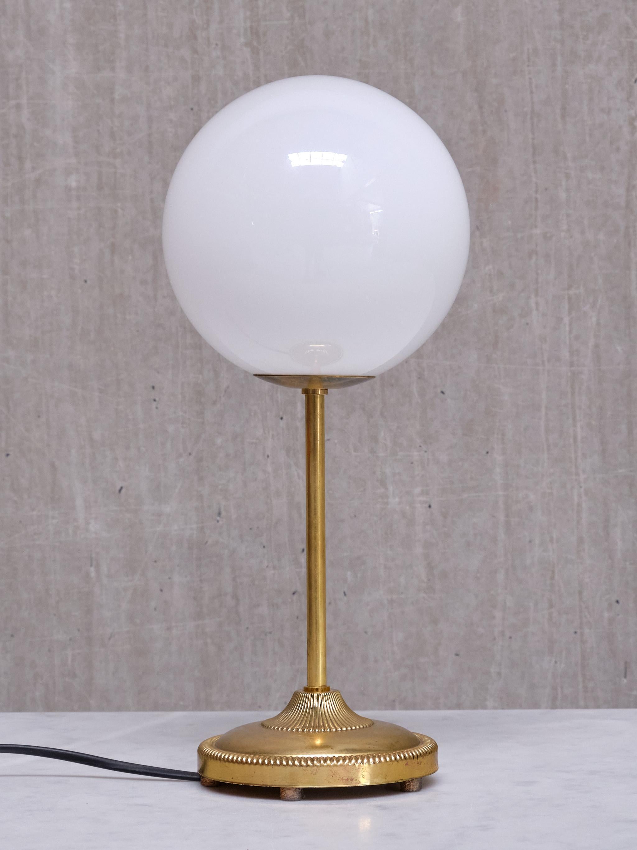 Laiton Lampe de bureau Leco avec globe en verre opale blanc, Suède, années 1960 en vente
