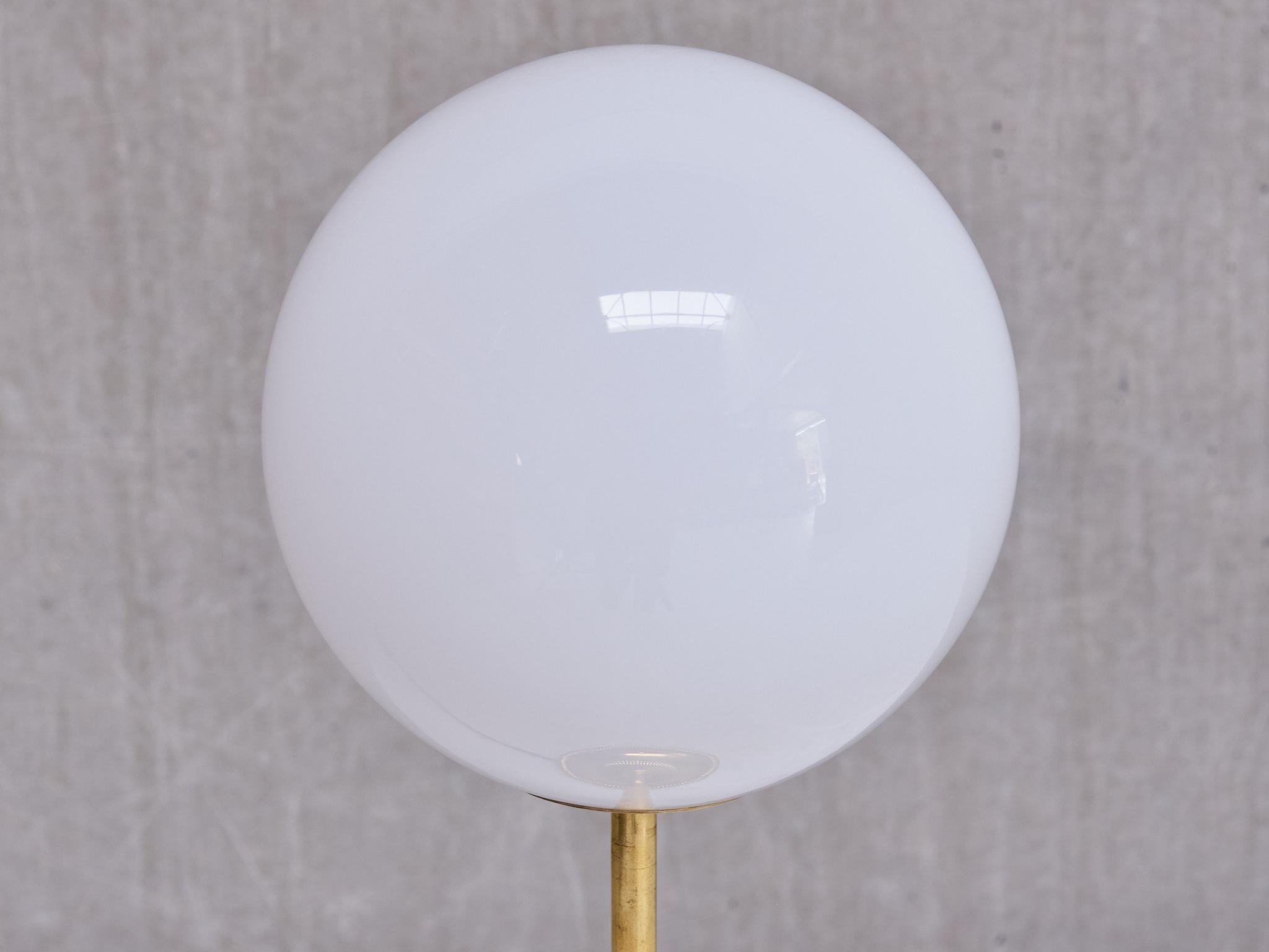 Lampe de bureau Leco avec globe en verre opale blanc, Suède, années 1960 en vente 1