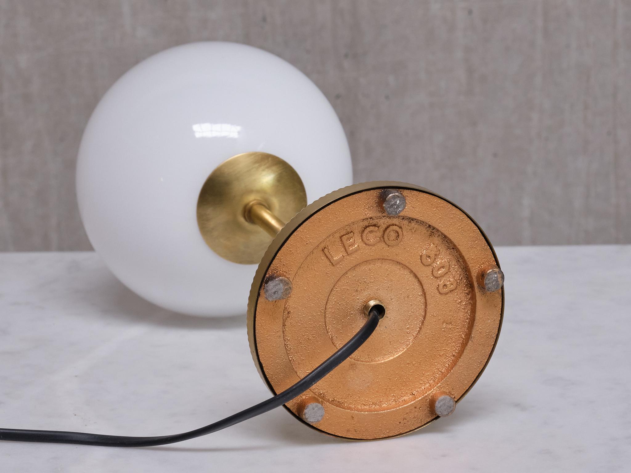 Lampe de bureau Leco avec globe en verre opale blanc, Suède, années 1960 en vente 2
