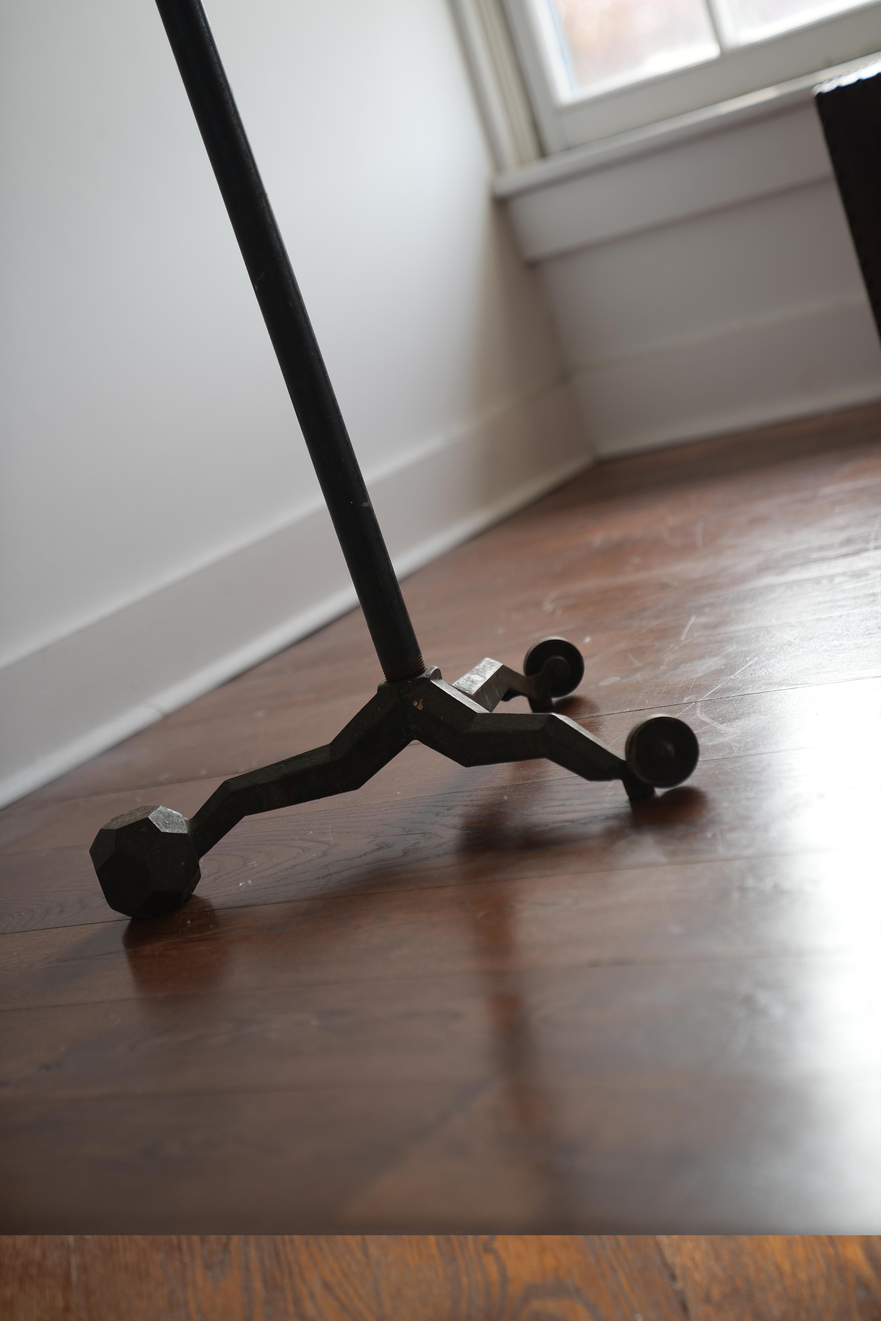 l'Ecole Art Co.Cast Iron Easel In Good Condition In Hudson, NY