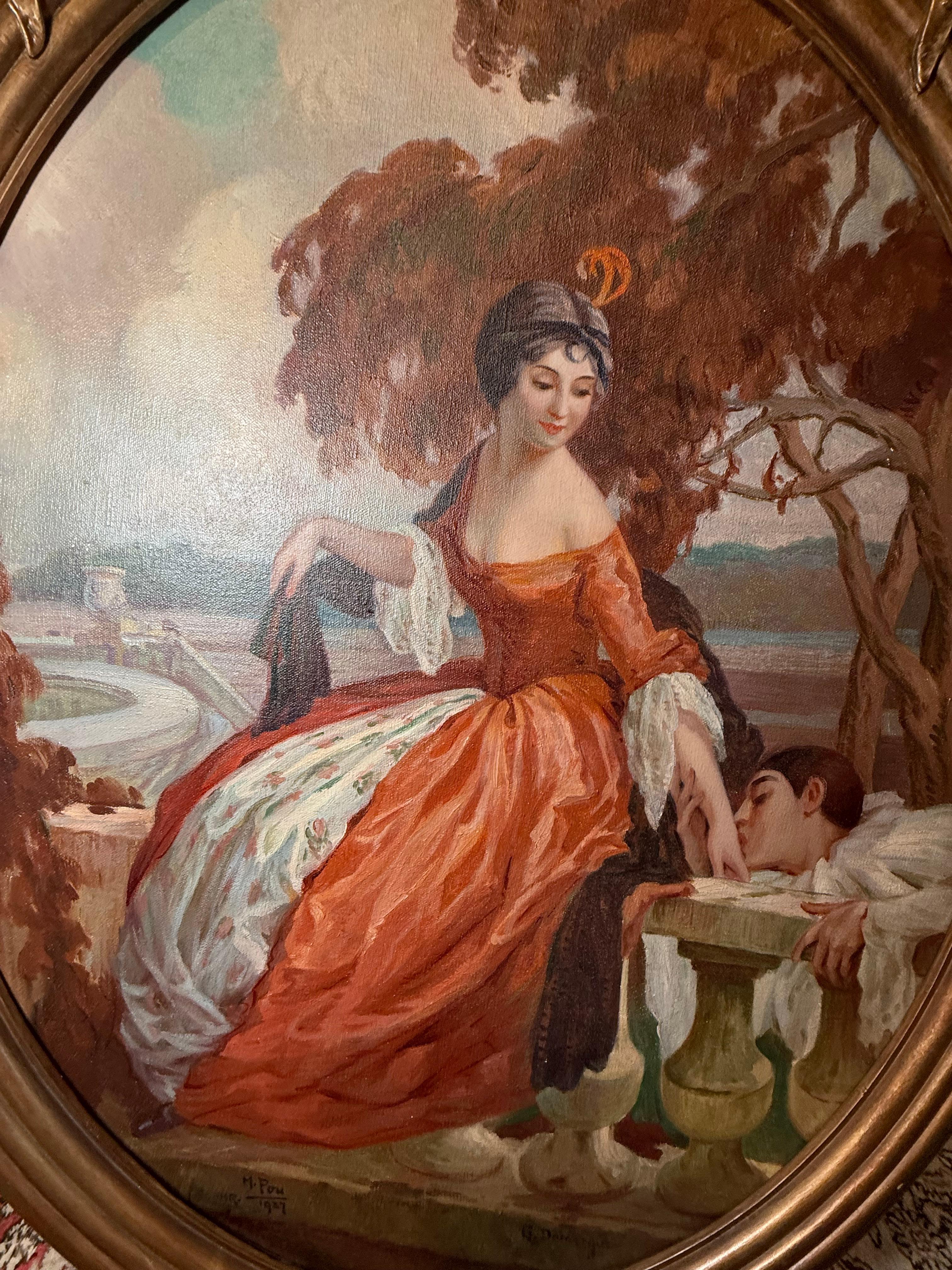 Dies ist Lecon D'Amour Ölgemälde von Miguel Pou nach Jean-Gabriel Domergue. Es zeigt eine Dame aus dem 19. Jahrhundert, die in ein langes Kleid aus korallenrotem Satin mit Spitzenärmeln gekleidet ist und auf einem Balustergeländer sitzt und einen