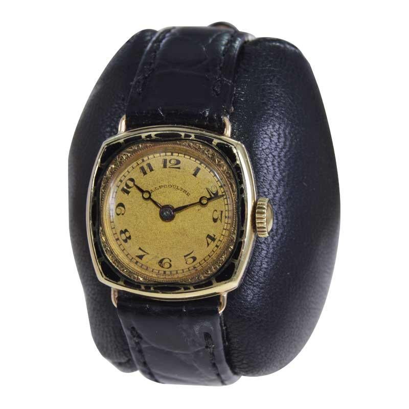 FABRIK / HAUS: LeCoultre Uhrenfabrik
STIL / REFERENZ: Art Deco / Kissen Form
METALL / MATERIAL: 14kt. Massiv Gold 
CIRCA / JAHR: 1930er Jahre
ABMESSUNGEN / GRÖSSE: Länge 26mm x Breite 23mm
UHRWERK / KALIBER: Handaufzug / 15 Jewels 
ZIFFERBLATT /