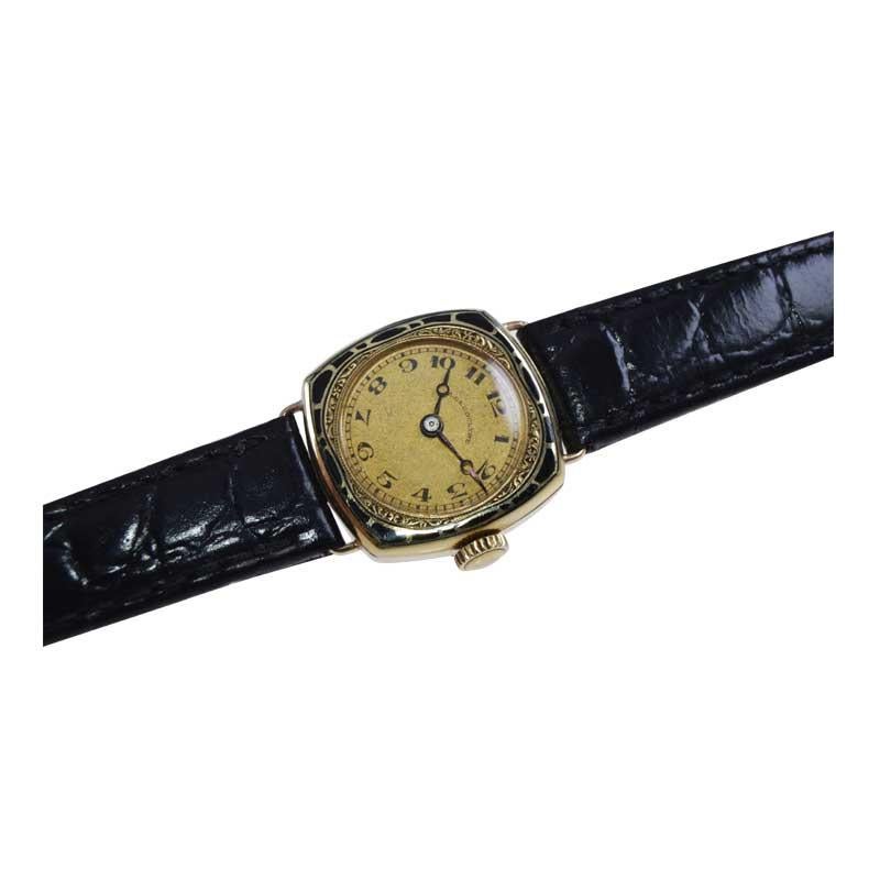 LeCoultre 14Kt. und Emaille-Intarsien Art Deco Armbanduhr um 1930''s  im Angebot 1