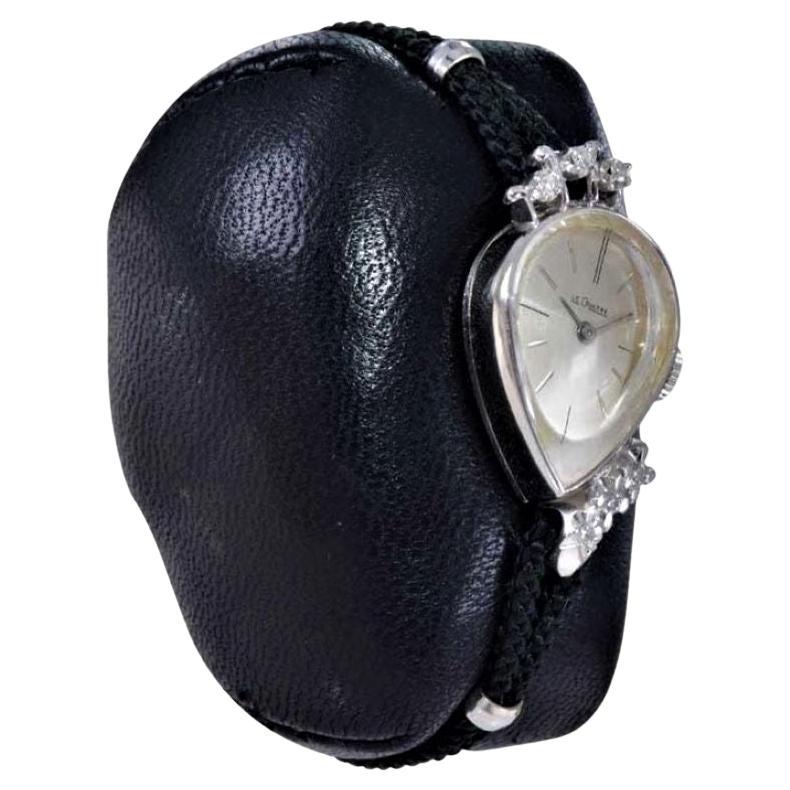 USINE / MAISON : LeCoultre Watch Company
STYLE / RÉFÉRENCE : Moderniste Mid Century
METAL / MATERIAL : 14Kt. l'or blanc massif 
CIRCA / ANNEE : Années 1950
DIMENSIONS / TAILLE : Longueur 22mm x Largeur 16mm
MOVEMENT / CALIBRE : Remontage manuel / 