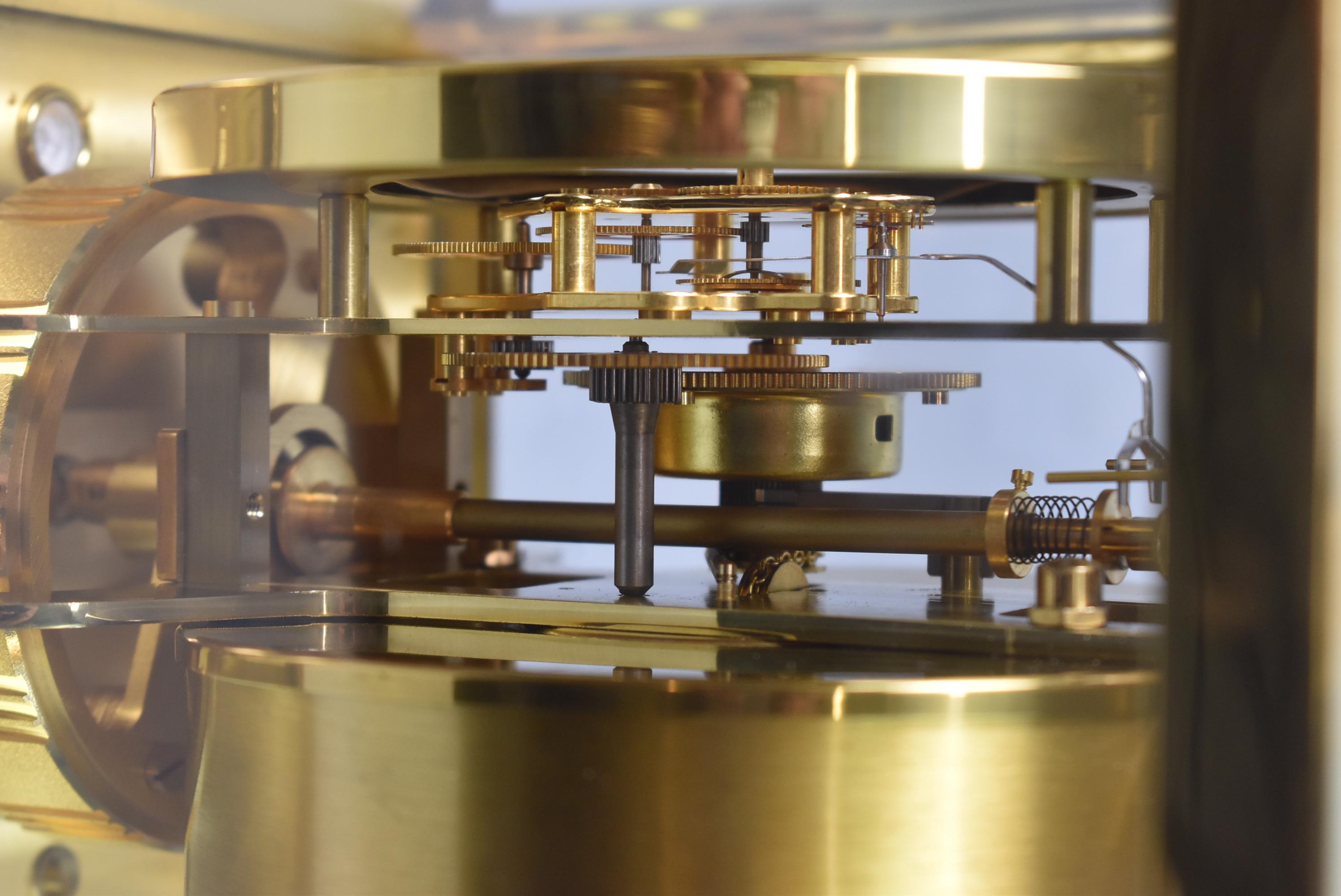 LeCoultre Atmos Clock White Roman Numeral Dial 528-8 Caliber In Good Condition In Toledo, OH