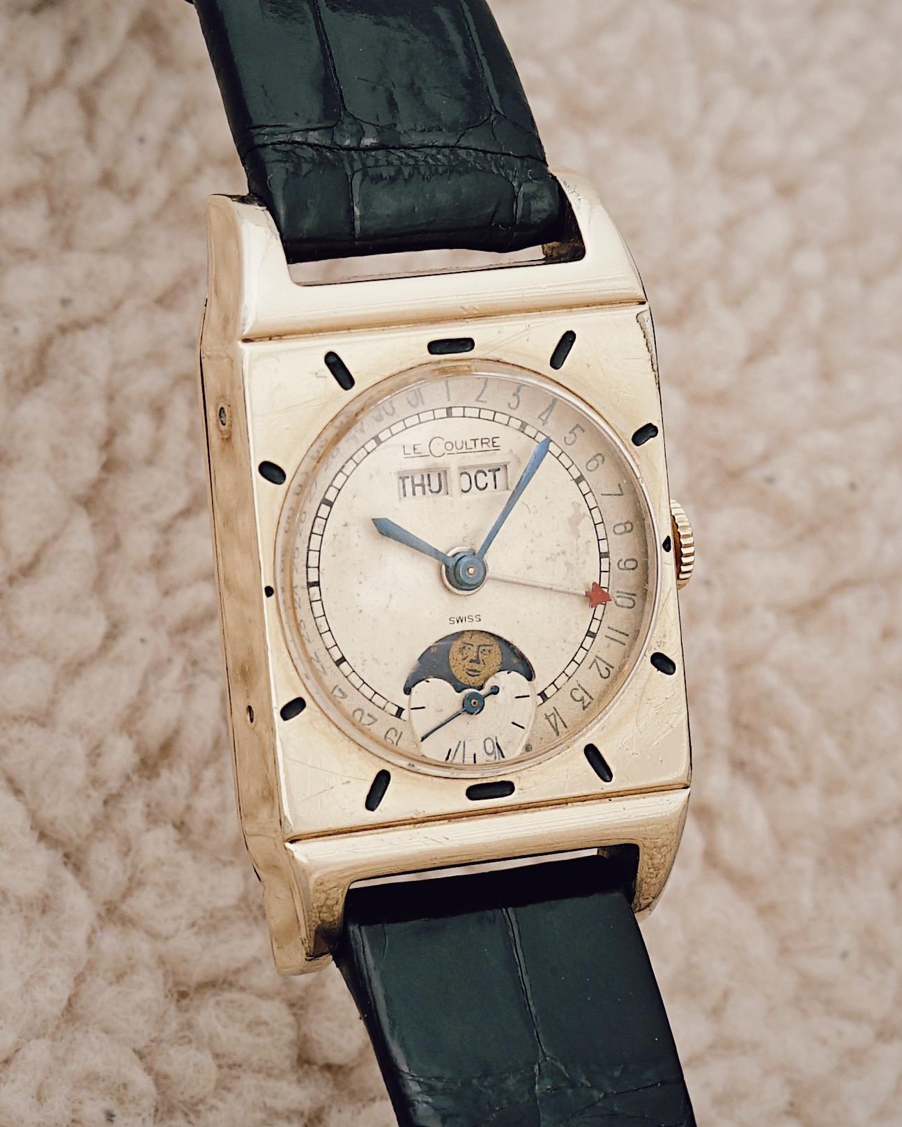 This Rectangular triple date moon phase watch by LeCoultre is a special model made only in 1949 honoring Jacques-David LeCoultre who died a year earlier in 1948.
For the American Market, the case has been observed in 10K yellow gold-filled (like