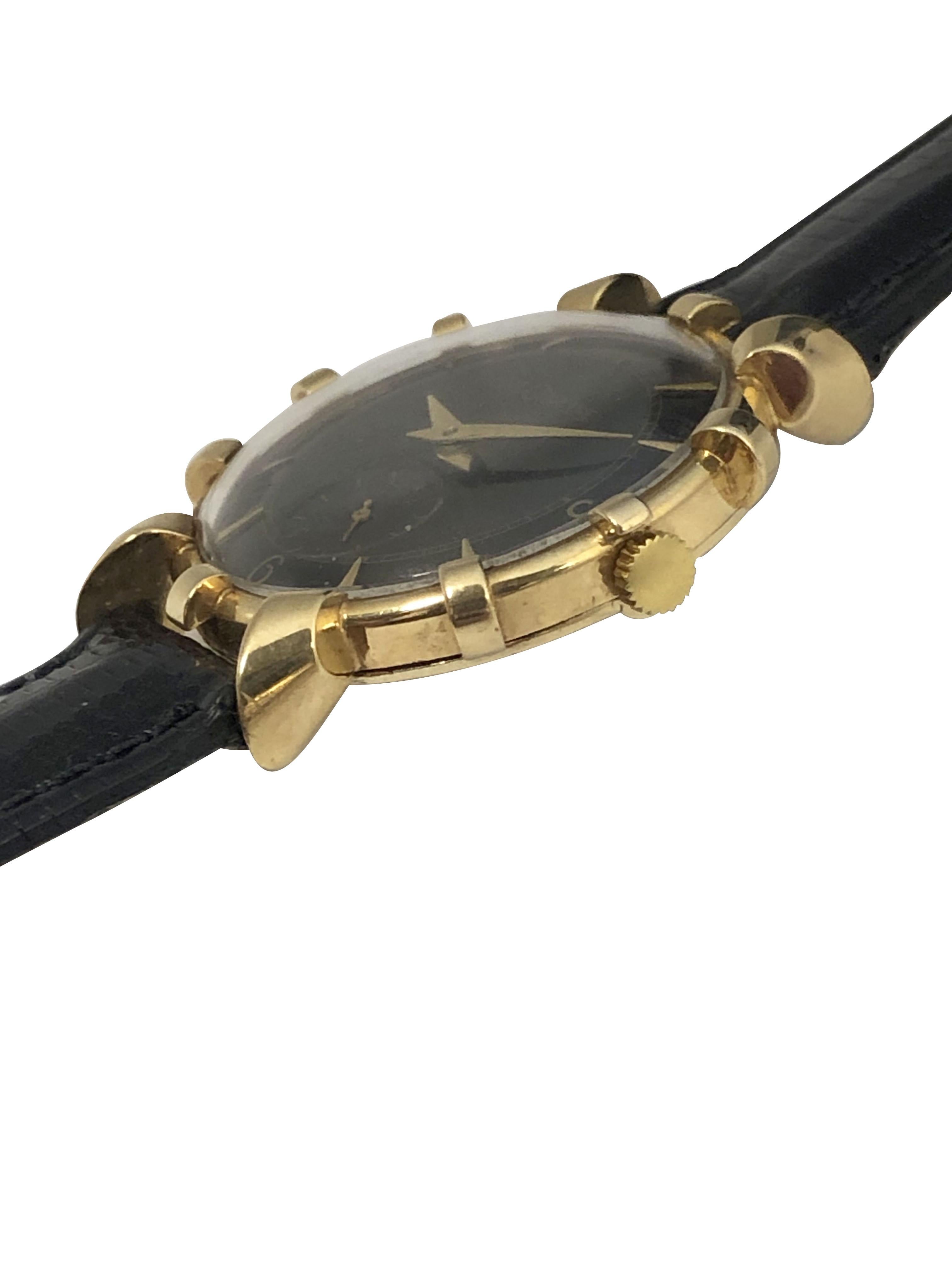 Circa Mitte der 1950er Jahre LeCoultre Bradley ll Wrist Watch, 32 M.M. 14K Gelbgold 2 Stück Gehäuse mit ausgestellten Laschen und Gehäusebefestigungen an den Stundenmarkierungen. 17 Jewell mechanische, manuelle Wind Nickle Hebelwerk, schwarz Pie Pan