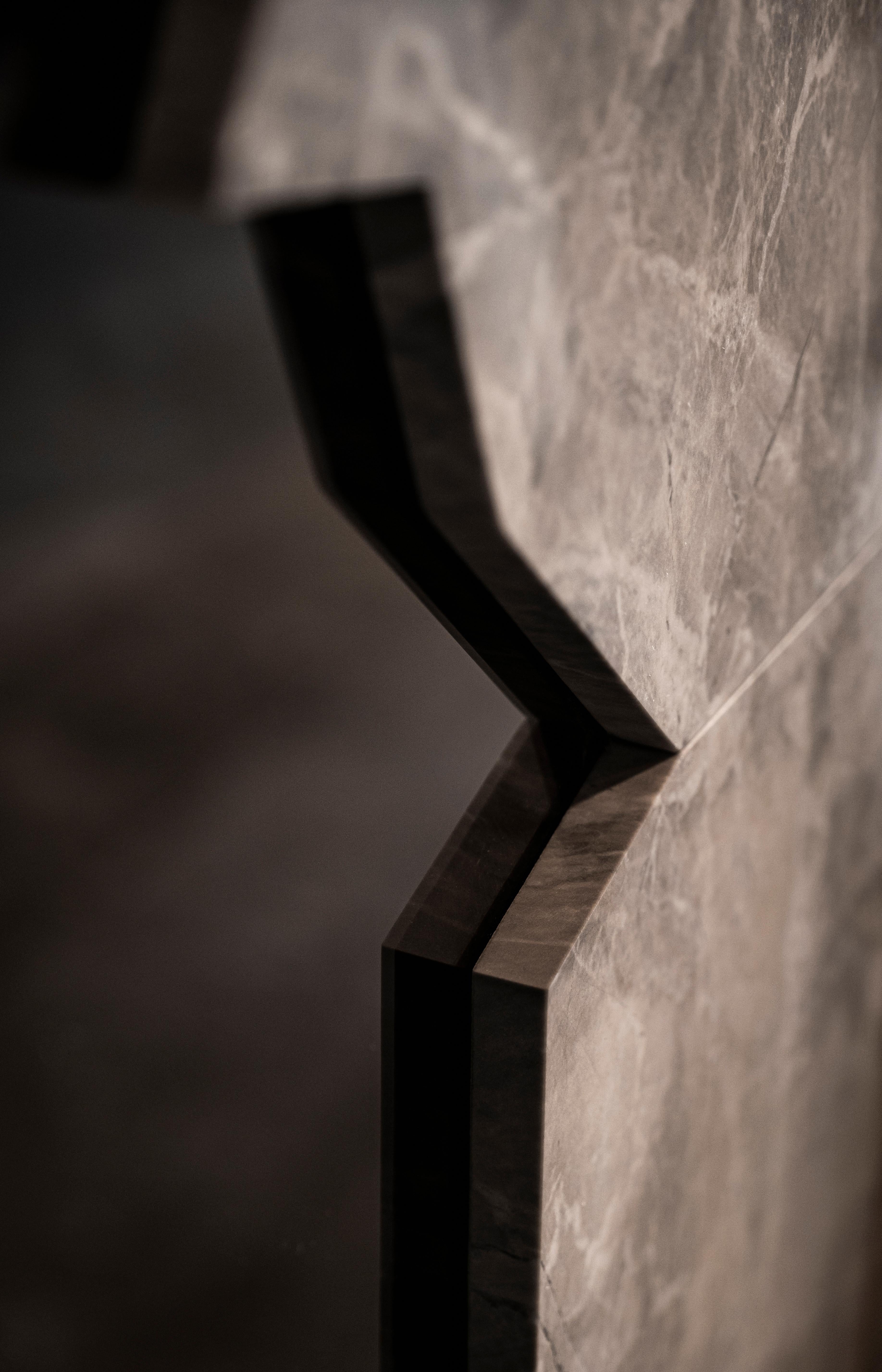 Combining marble with mirror, Lect X reinterprets the place of mirror in decoration with its artistic design. Designed by Yaman Pamukcu, it came to life with its modern form with the delicate processing of marble.

The natural veins and unique