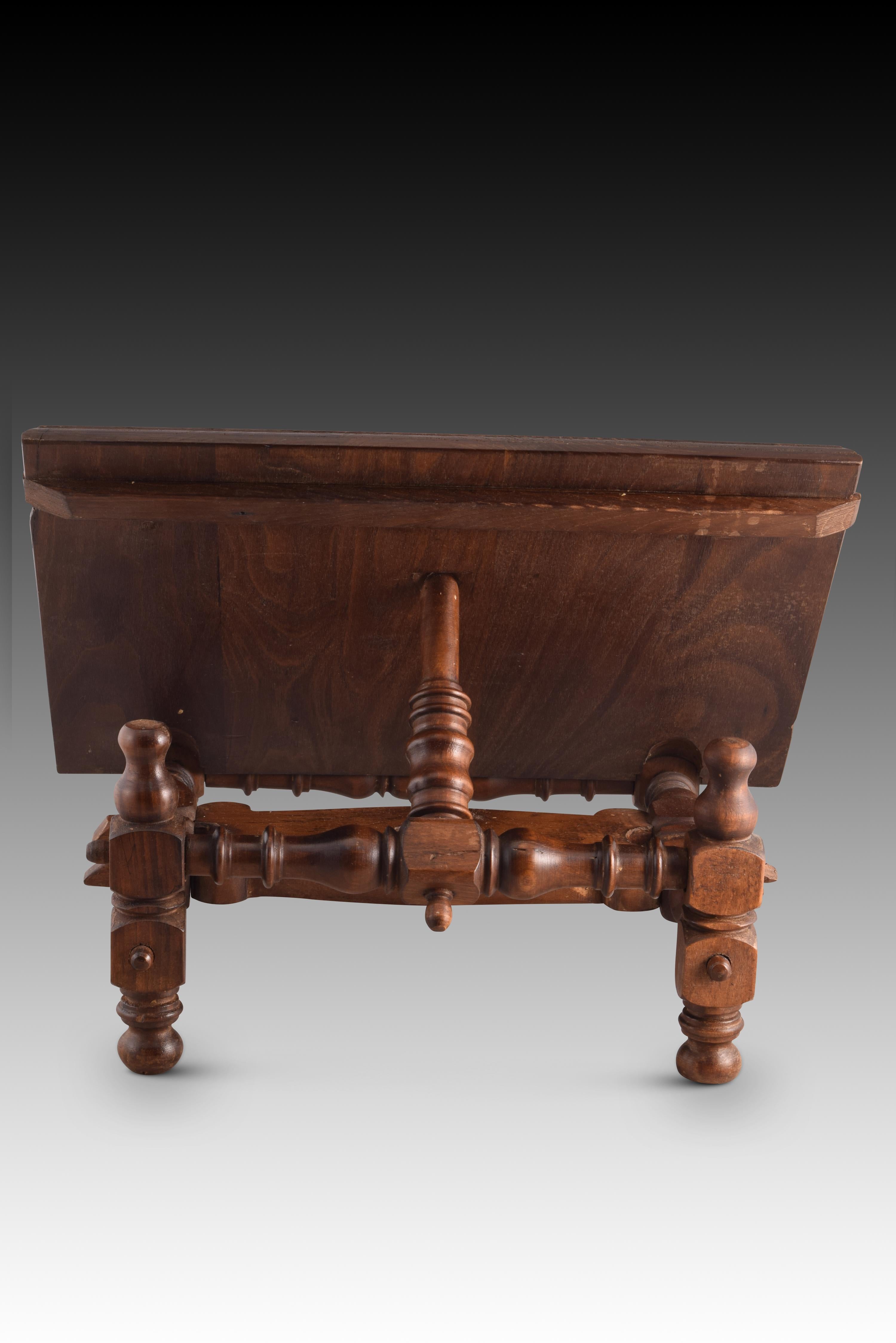 Lectern. Carved and turned wood. 20th century.

Table lectern made of wood in the same colour, with the base and legs turned (drawing discs and carved shapes) reminiscent in certain details of pieces from the 17th and 18th centuries. The boards