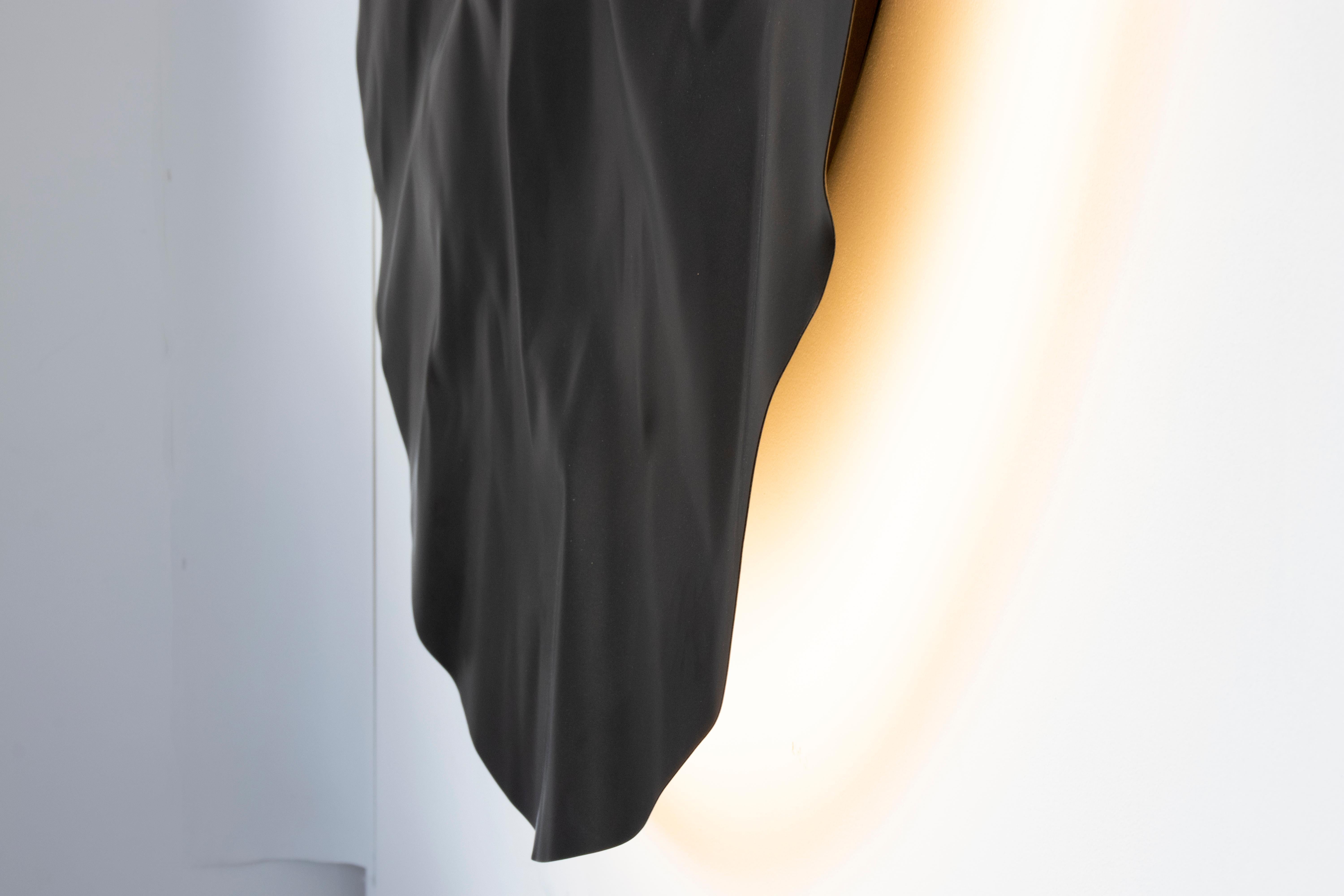LED-Lüstermedaillon mit hinten beleuchtetem Lüster aus satiniertem Pyrit, 60 Zoll, handgeformt (21. Jahrhundert und zeitgenössisch) im Angebot