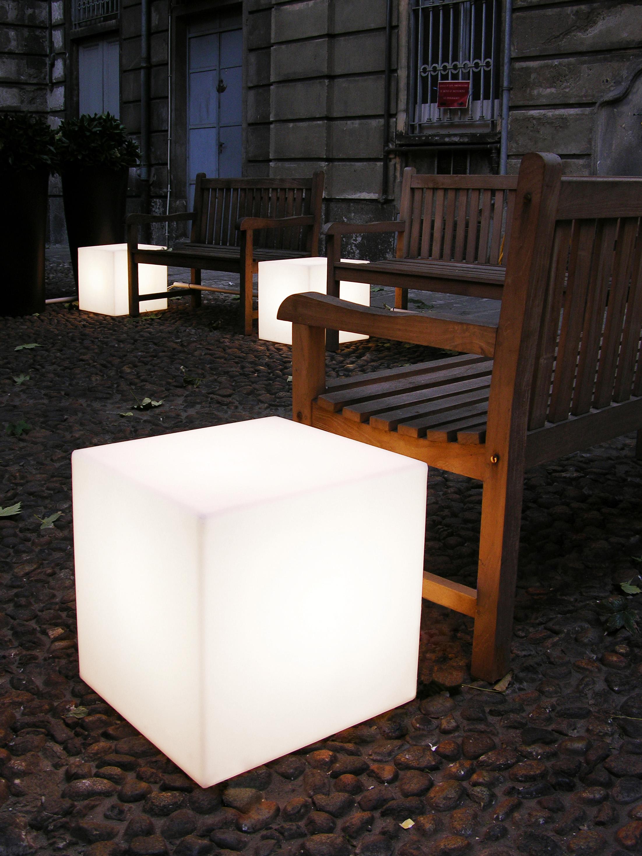 Taburete Puf Cubo Blanco con Luz LED de SLIDE Studio Posmoderno en venta