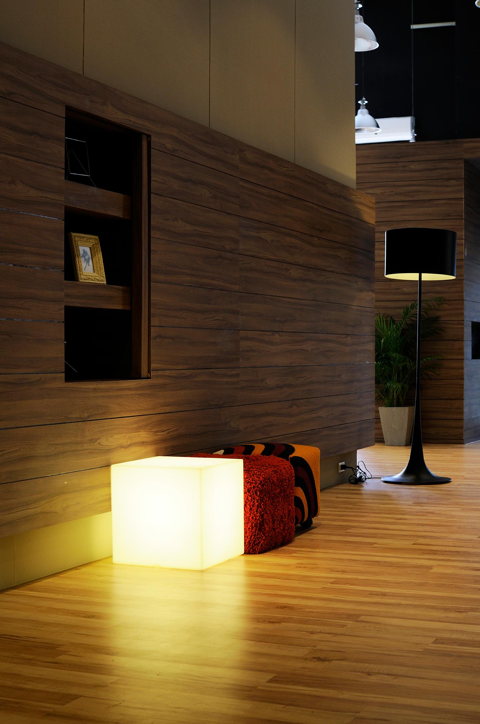 Taburete Puf Cubo Blanco con Luz LED de SLIDE Studio en Nuevo estado para la venta en Geneve, CH