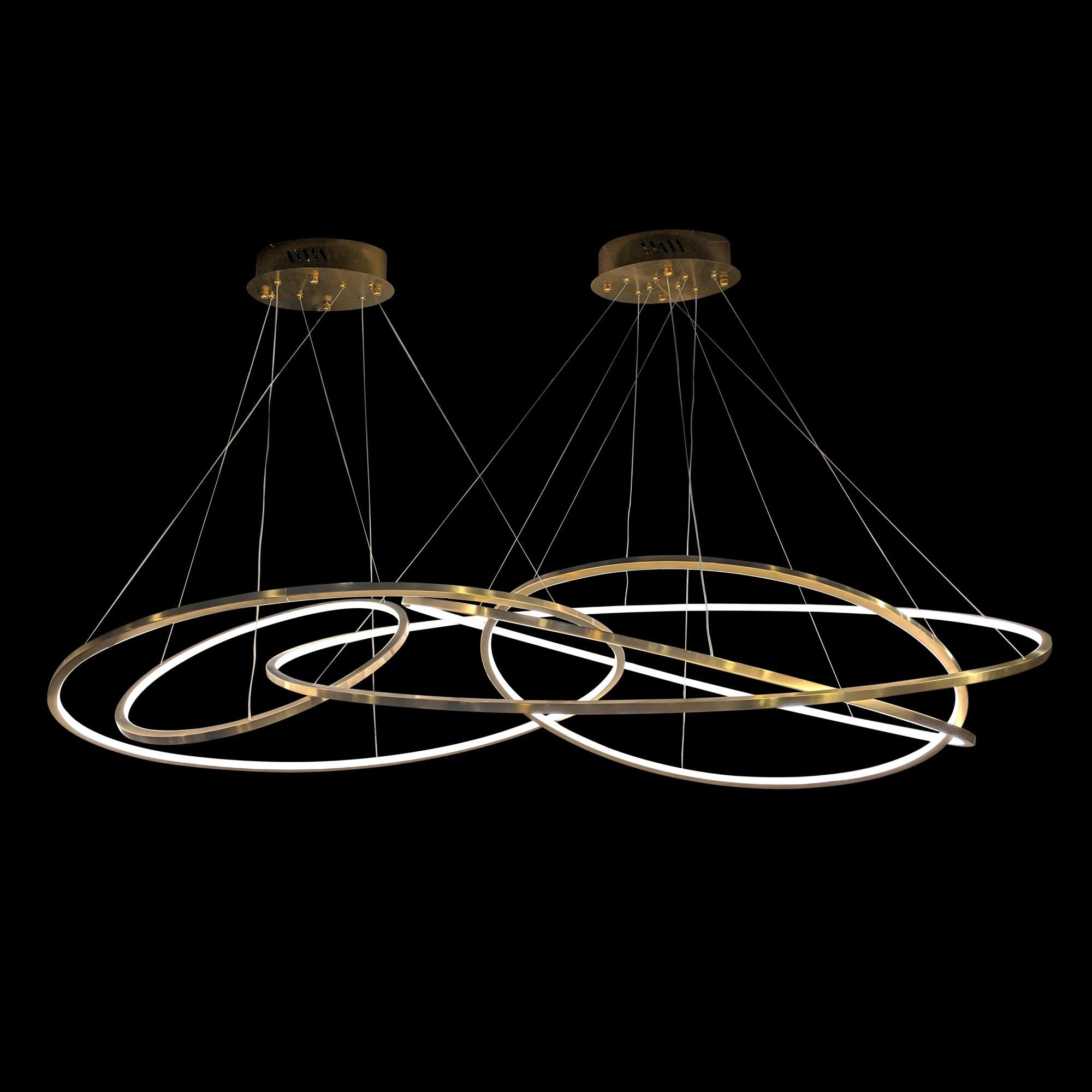 Elegante agrupación de 5 anillos metálicos ovalados con LED integrado que difunde una luz limpia y natural.
Acabado en oro cepillado.
LED regulable 3000K.