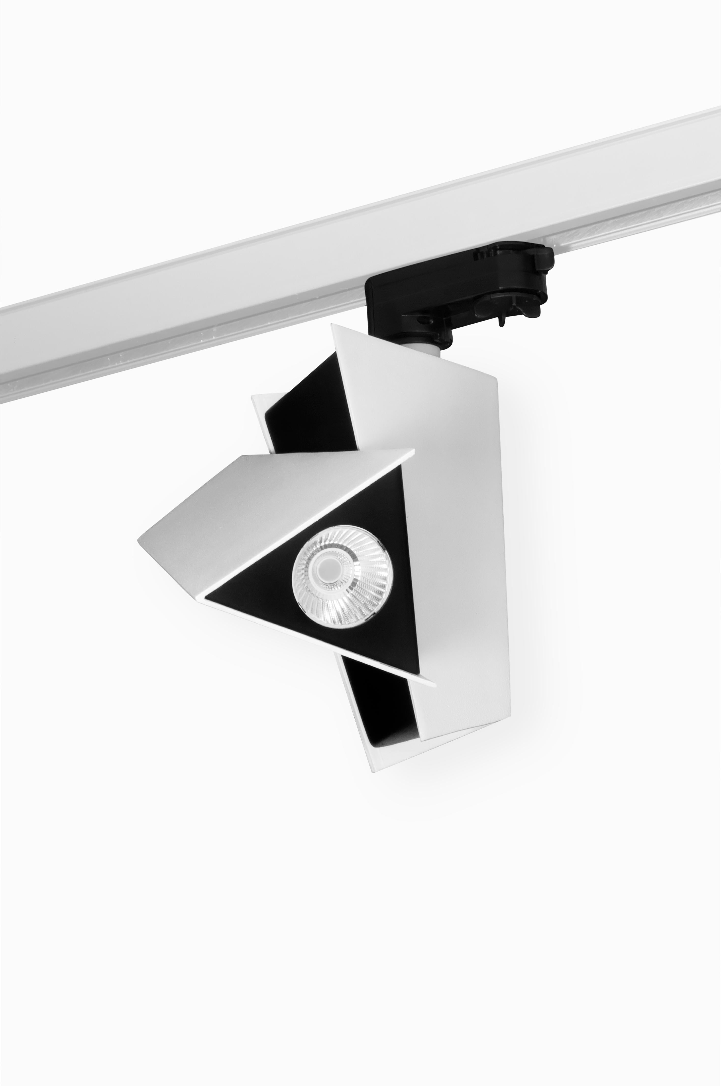 Le LED Kite Spot d'Axis71, conçu par Gabi Paretto et Xugang Liu (2012), est une remarquable pièce d'éclairage contemporaine qui allie une technologie innovante à un design élégant. Ce spot polyvalent présente une esthétique épurée et minimaliste qui