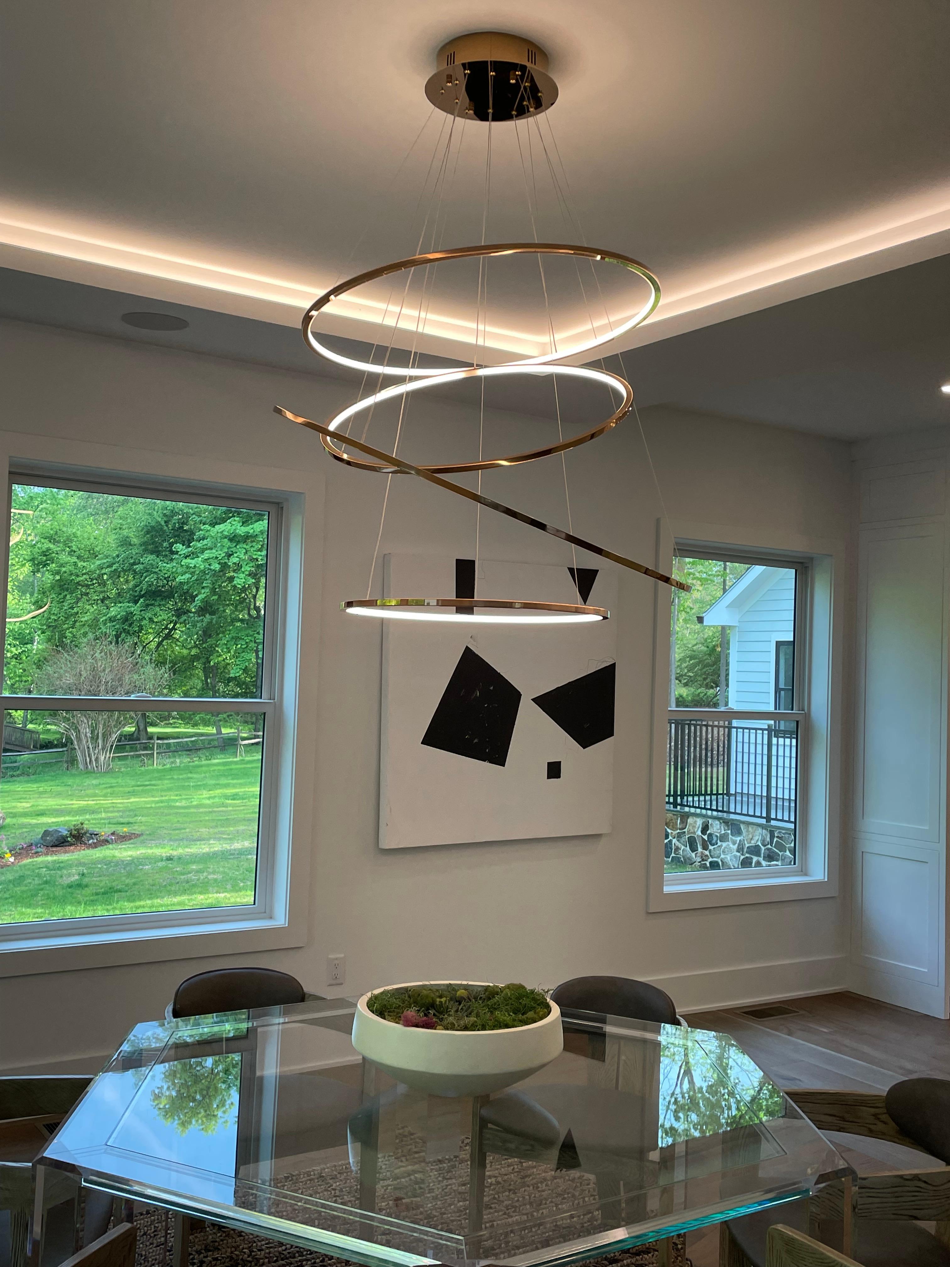 Lustre LED contemporain de quatre anneaux en tourbillon  Light in Gold Neuf - En vente à Westport, CT