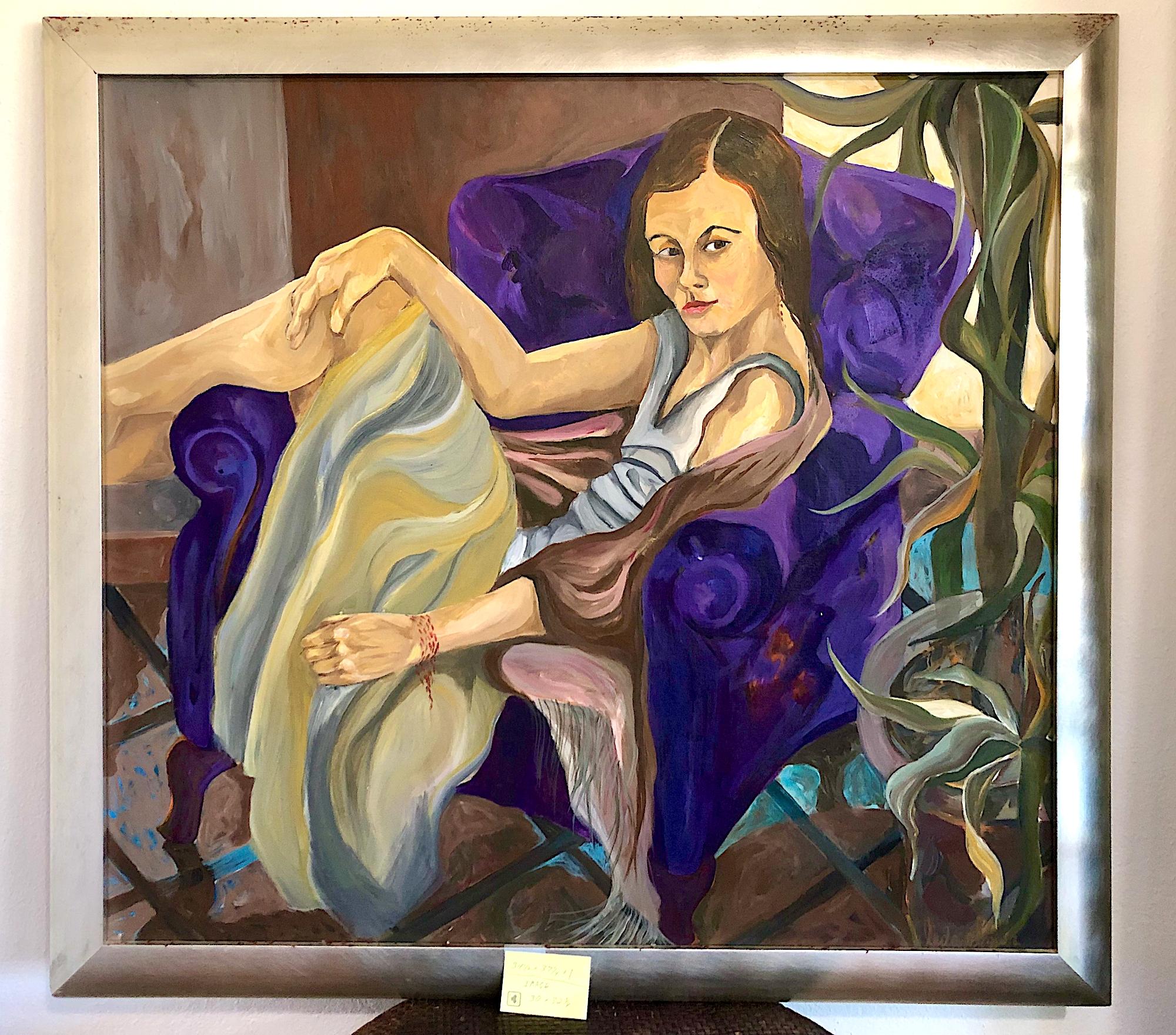 Porträt einer Frau in einem lilafarbenen Stuhl liegend (Schwarz), Figurative Painting, von Leda Almar