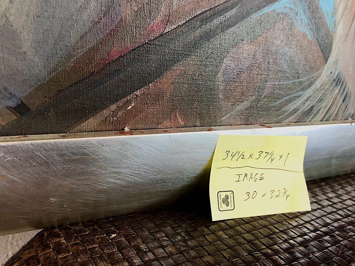 Auf den ersten Blick konzentriert man sich auf die markanten Züge der Frau, die sich in einem lilafarbenen Ohrensessel entspannt zurücklehnt. Hier gibt es Verfeinerungen. Ein seidener Fransenschal. Zarte rote Perlenohrringe und -armband. Aber was