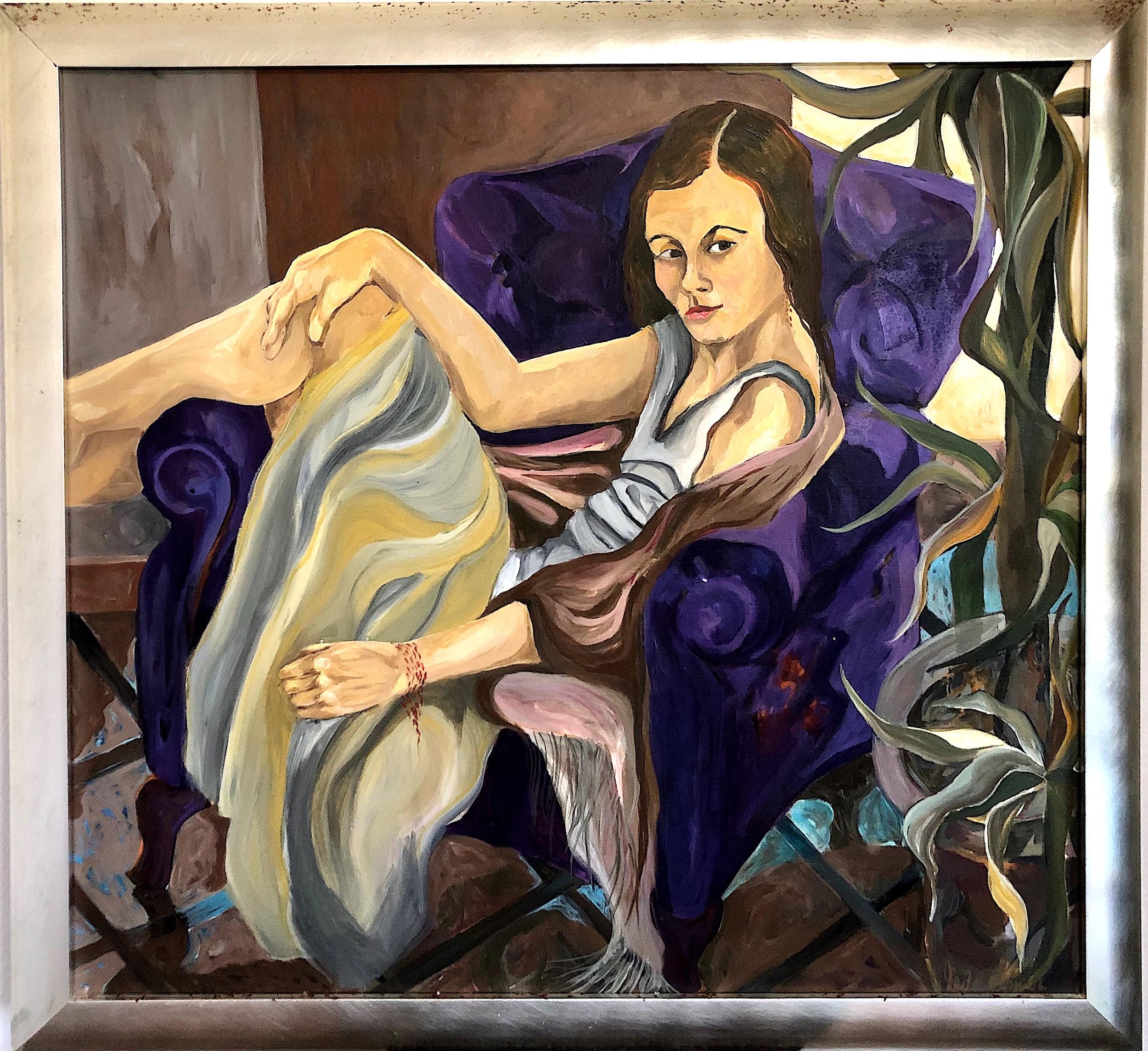 Leda Almar Figurative Painting – Porträt einer Frau in einem lilafarbenen Stuhl liegend