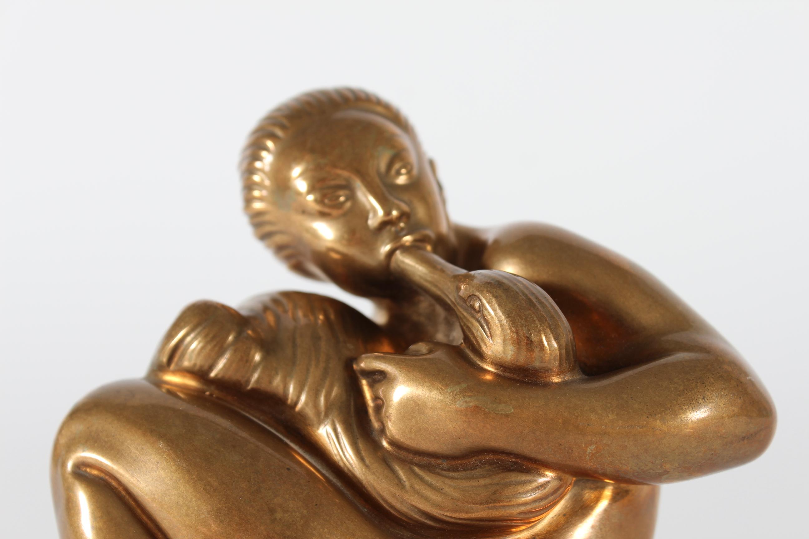 Leda con il cigno, statuetta in bronzo dell'artista e scultore danese Kai Nielsen (1882-1924).
La statuetta ha il numero di modello. 42 ed è stata realizzata negli anni '40 o '50 dalla fonderia di bronzo L. Rasmussen di Copenaghen.

Segno. Kai N. +