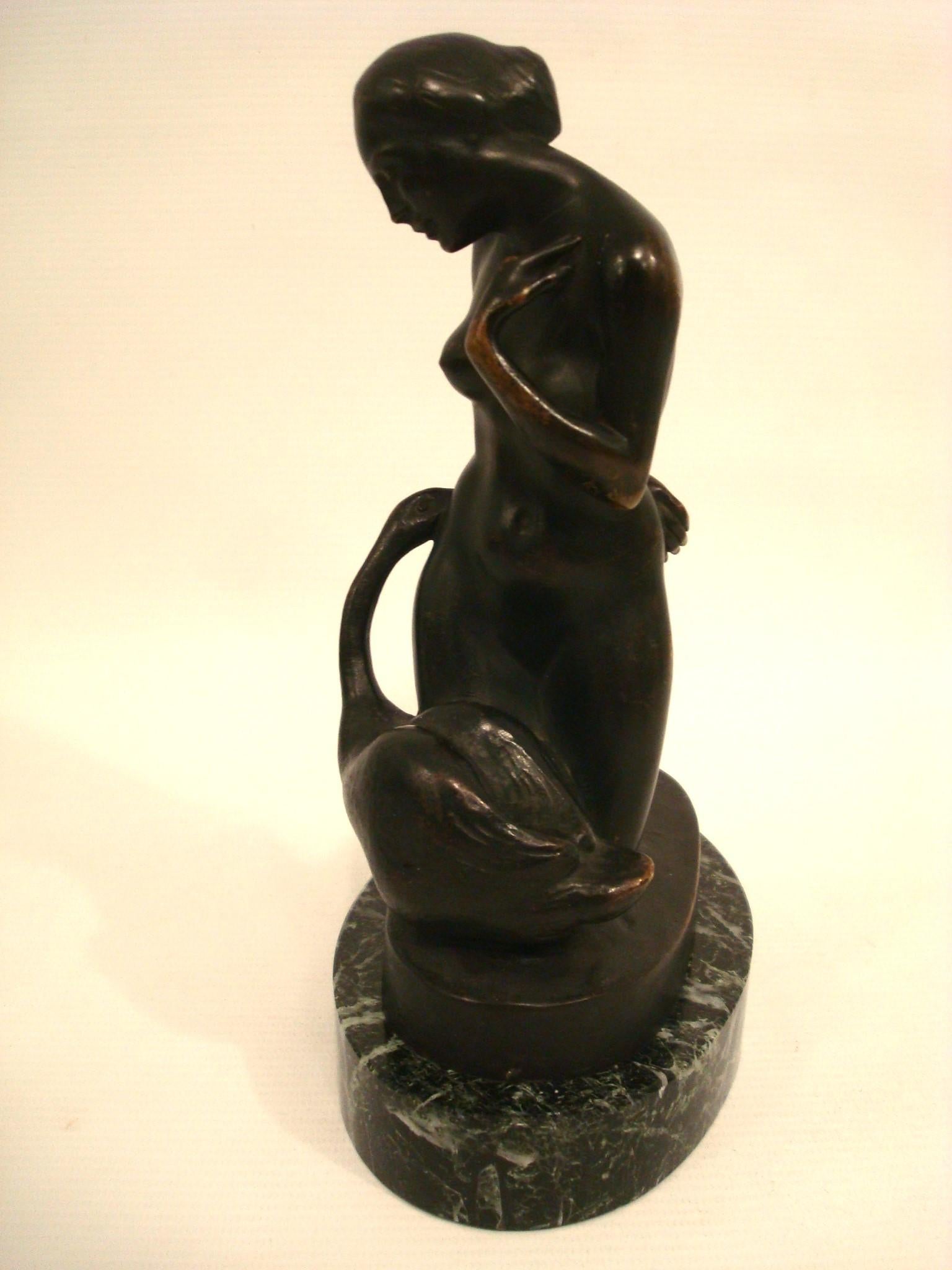 Francese Leda e il cigno Scultura in bronzo di Ferd Otratovsky in vendita
