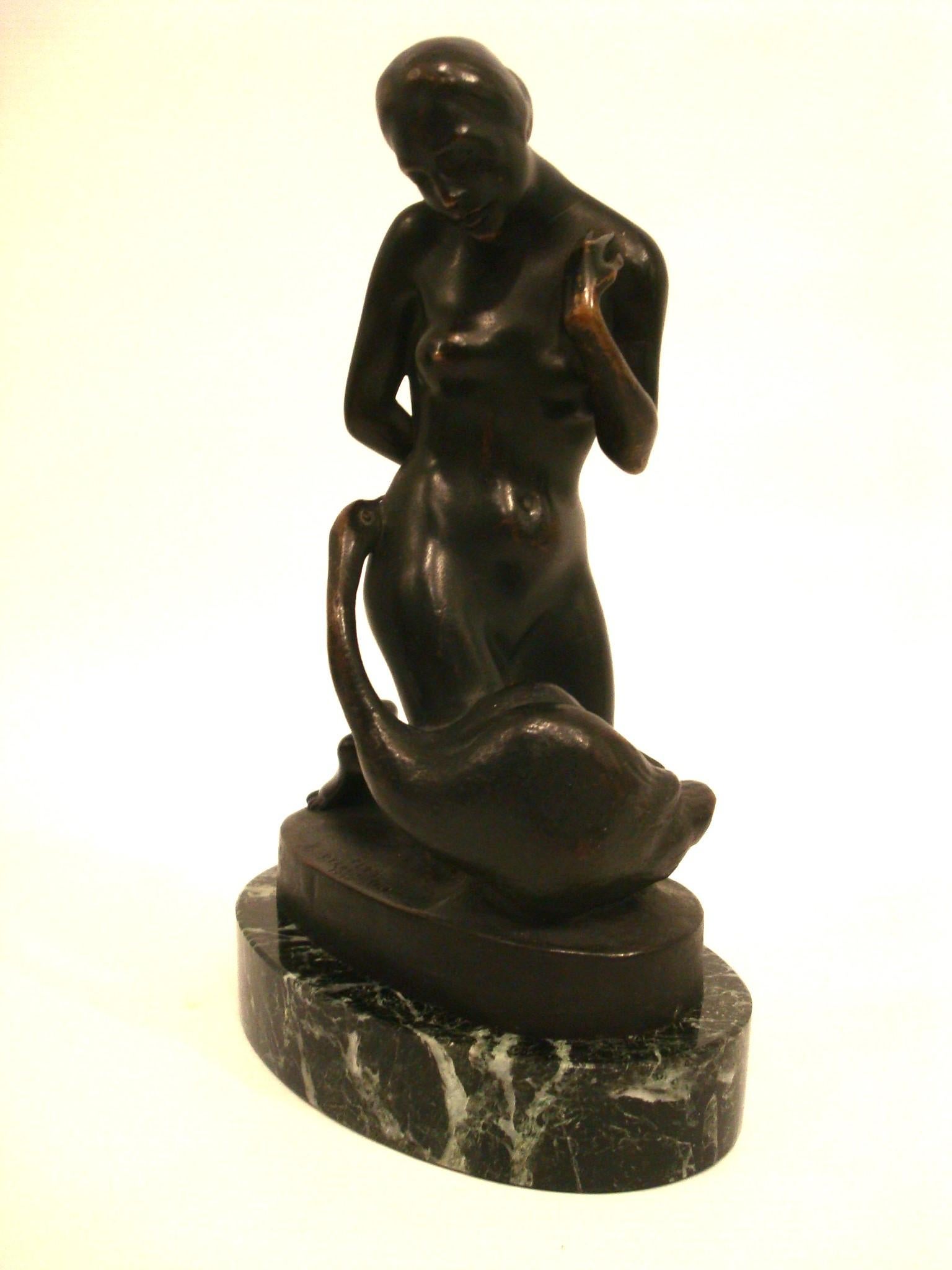 Leda e il cigno Scultura in bronzo di Ferd Otratovsky in vendita 2