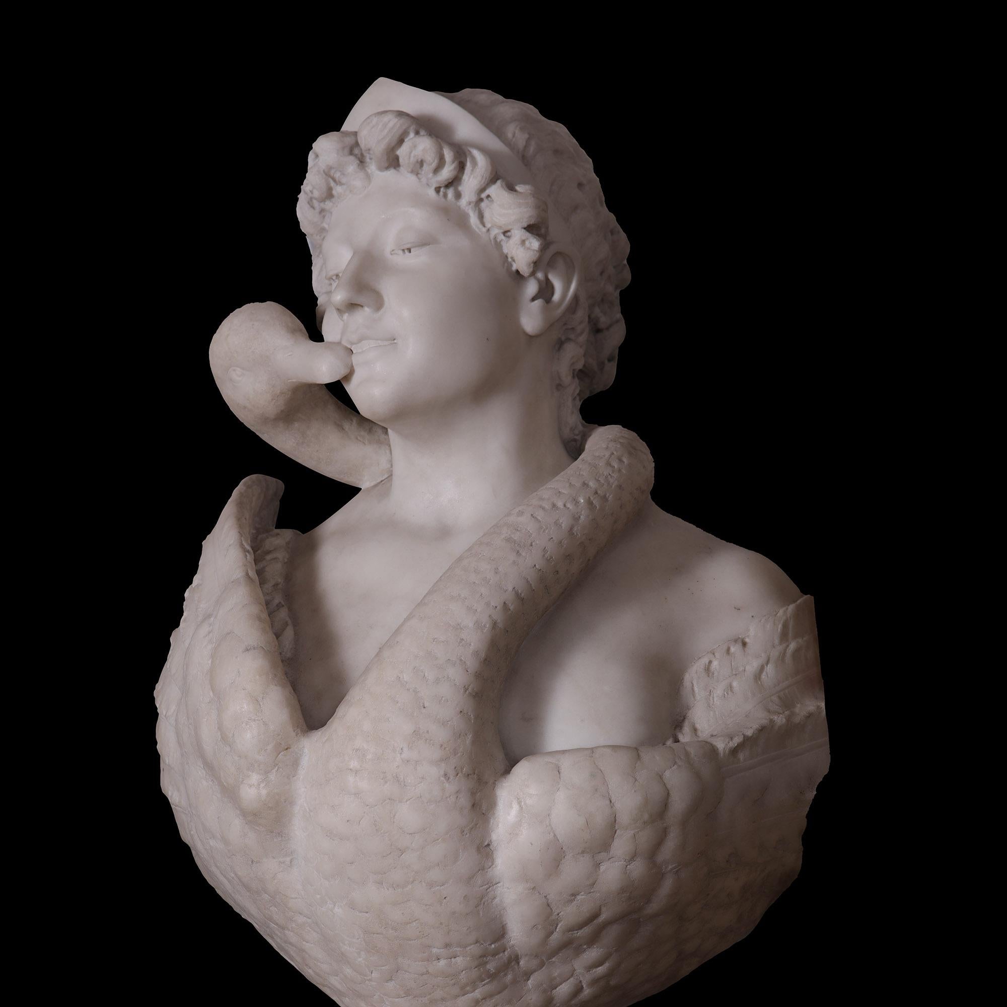 Belle Époque Busto in marmo di Leda e il Cigno in vendita