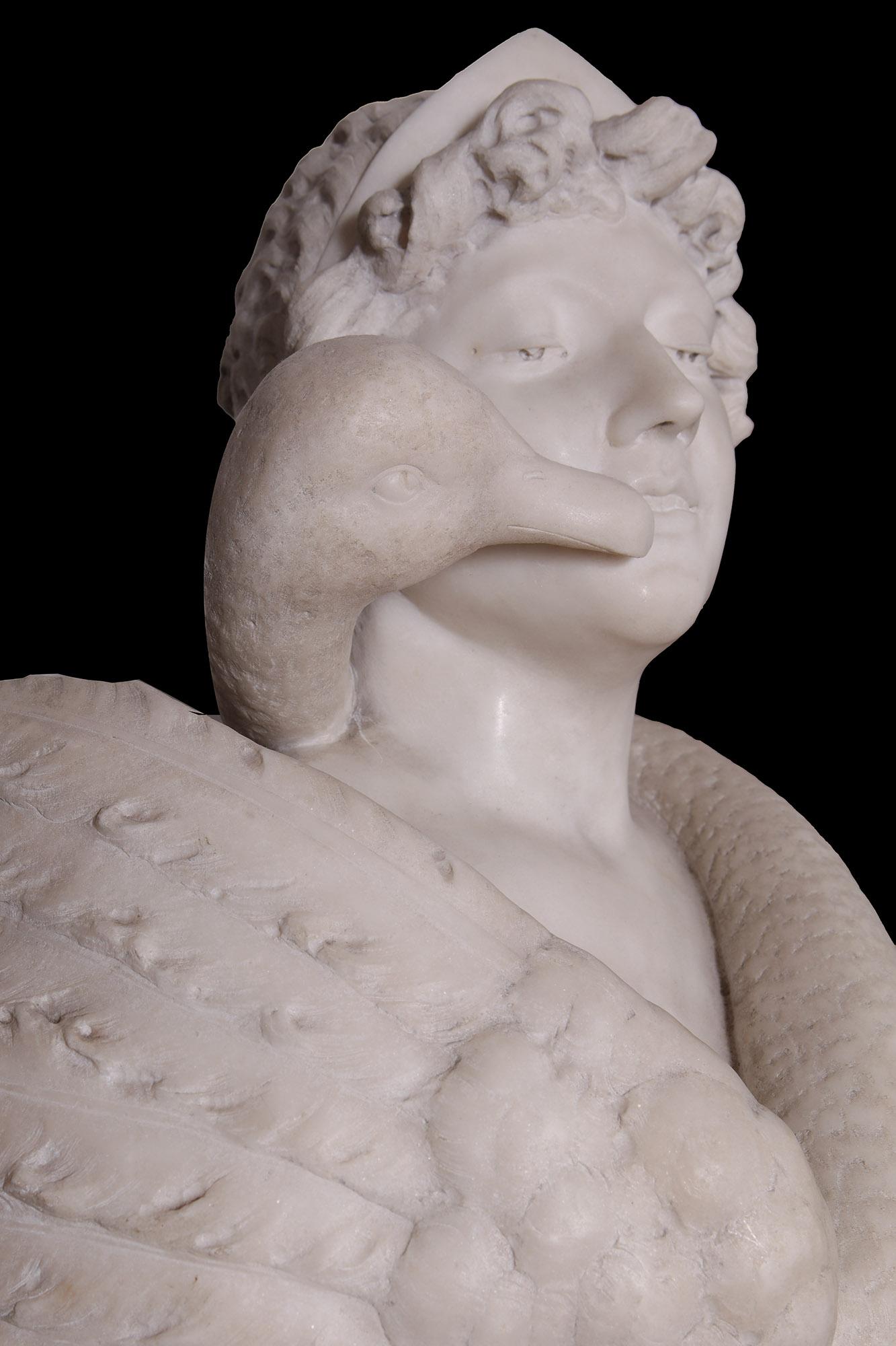 Francese Busto in marmo di Leda e il Cigno in vendita