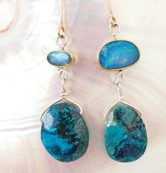 Die passenden Lightning Ridge Opal-Ohrringe mit Chrysocolla-Tropfen von Leda Jewel Co