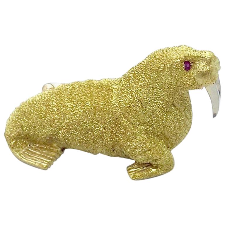 Lederman: 18 Karat Gelbgold Walrus-Brosche mit Rubin-Augen