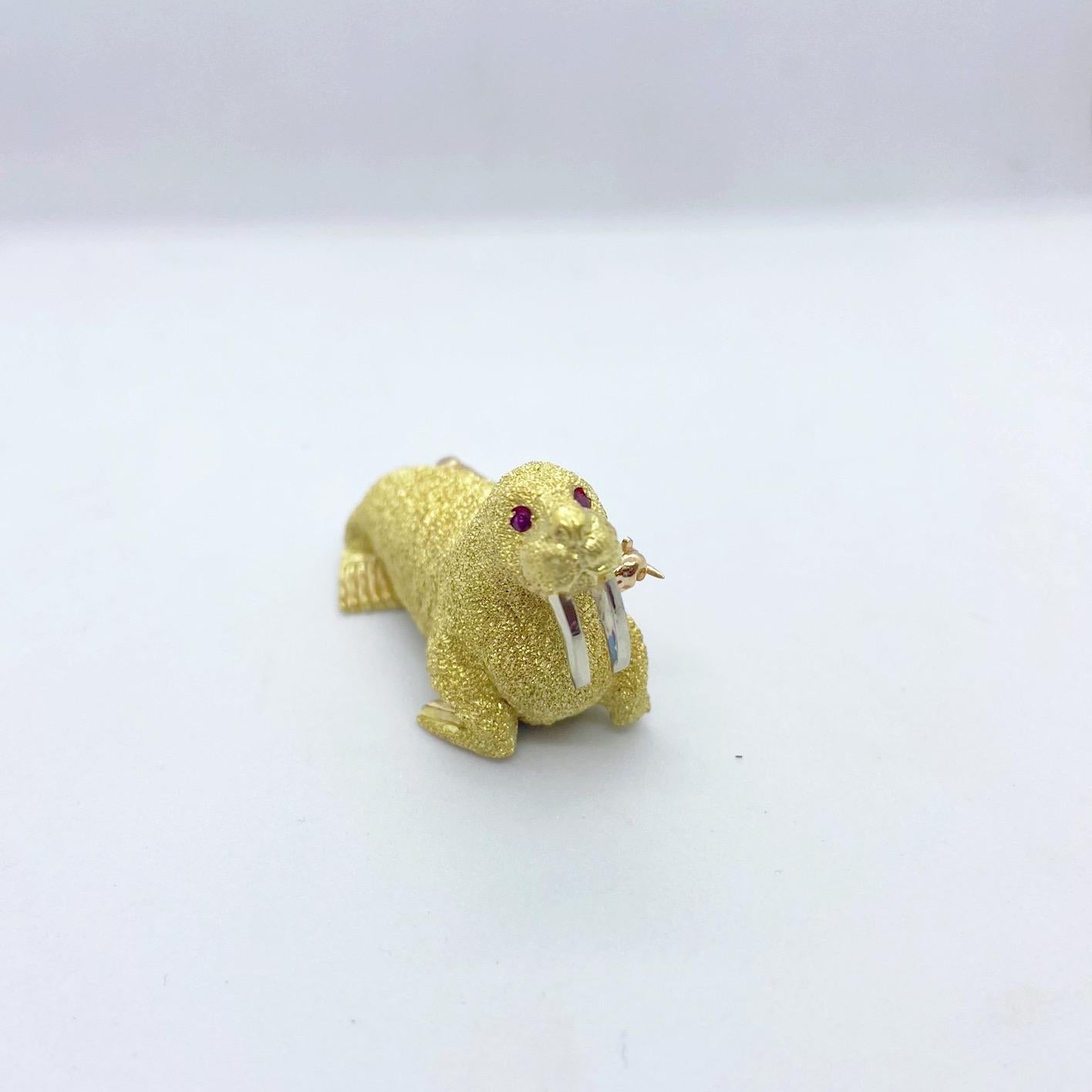 Rétro Lederman Spilla Tricheco in oro giallo 18 carati con occhi di rubino in vendita