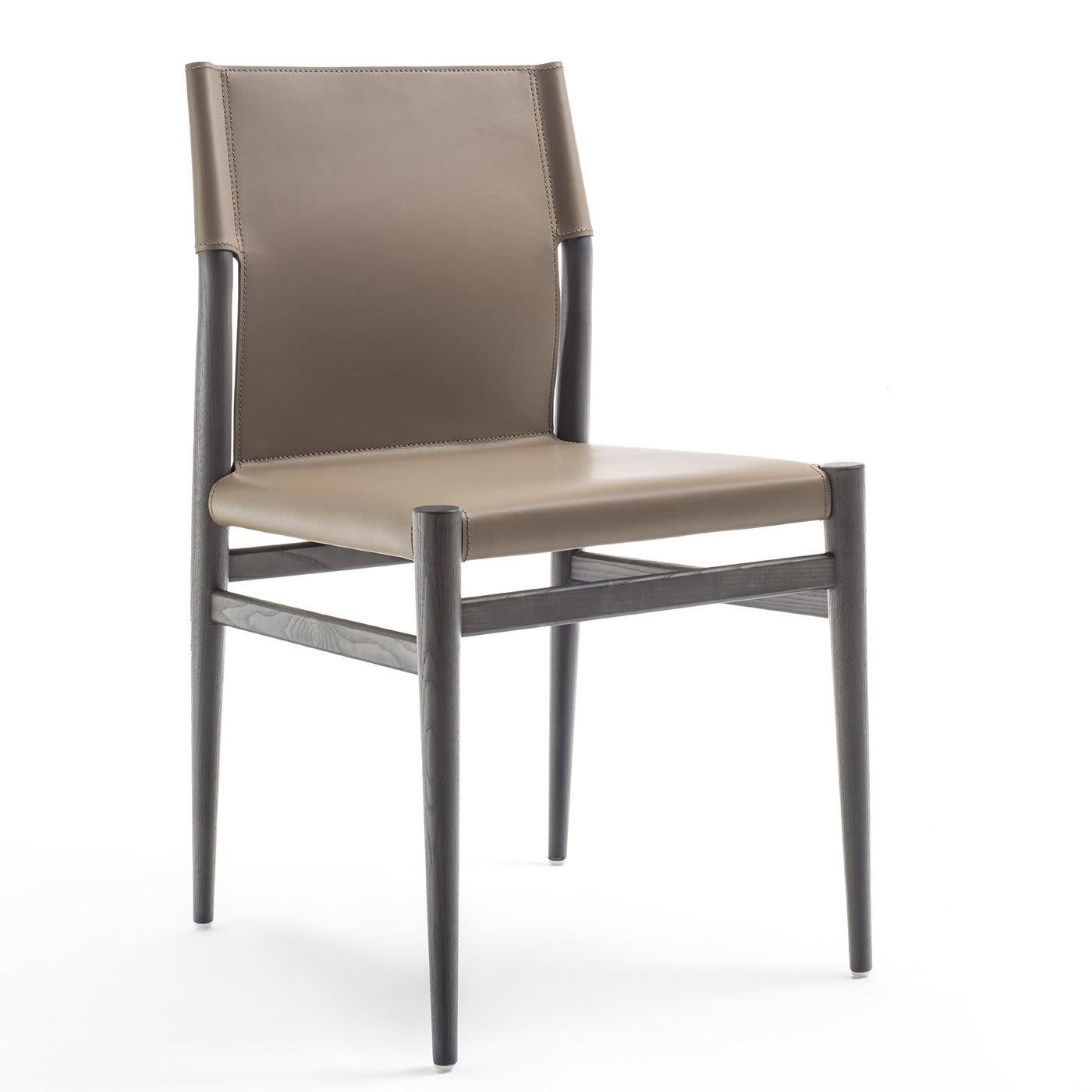 Sitz und Rückenlehne des Ledermann-Stuhls sind miteinander verbunden und mit taupefarbenem Leder überzogen. Der Rahmen und die vier konisch zulaufenden Beine sind aus grauem Eschenholz gefertigt. Sein robuster, scharfkornierter Minimalismus erinnert