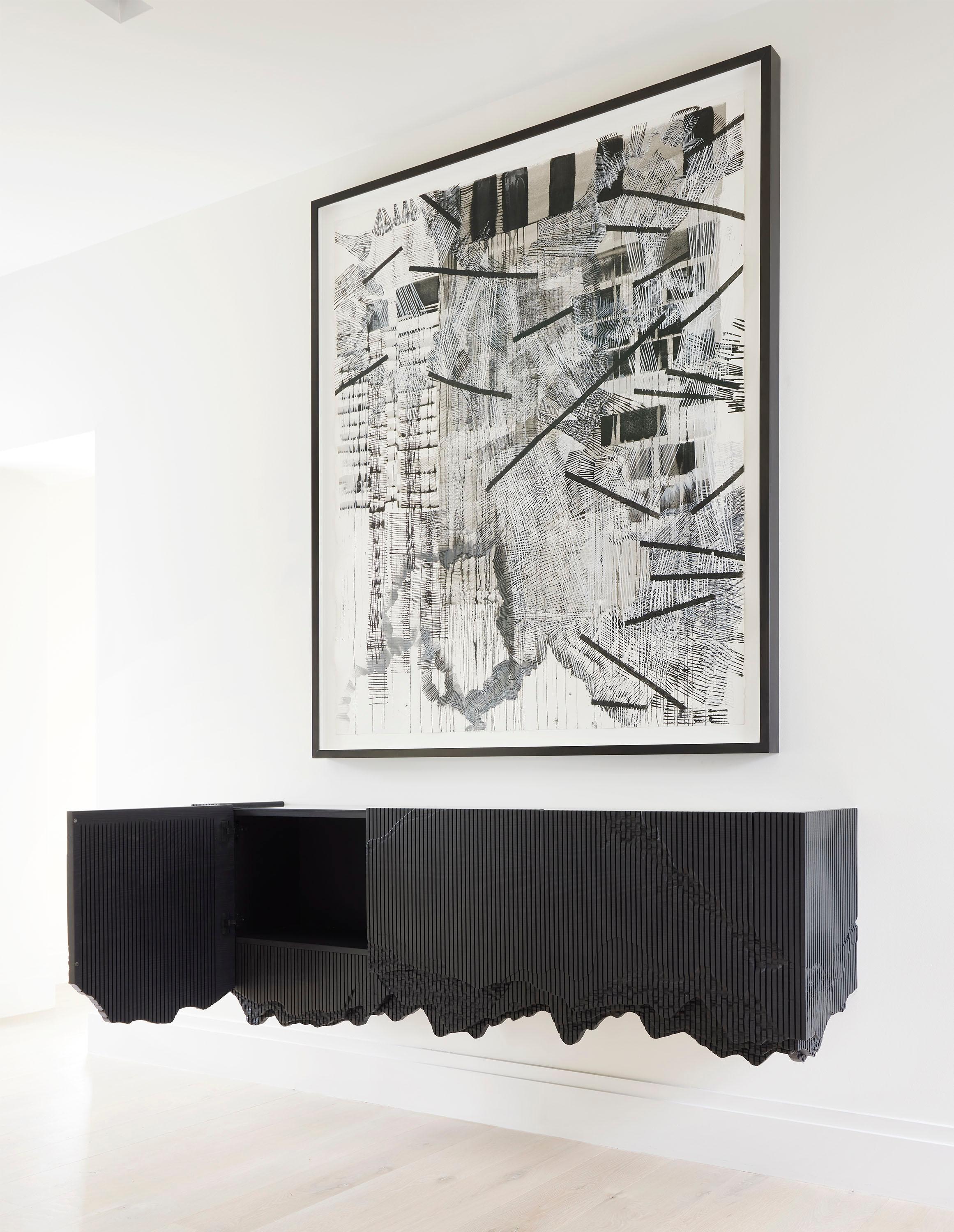 Ledge est une console flottante, fixée au mur, en frêne massif avec un plateau en verre noir. Elle découle d'une exploration matérielle inspirée par les falaises qui entourent l'atelier de Johns, faisant référence à la pierre effritée par le biais
