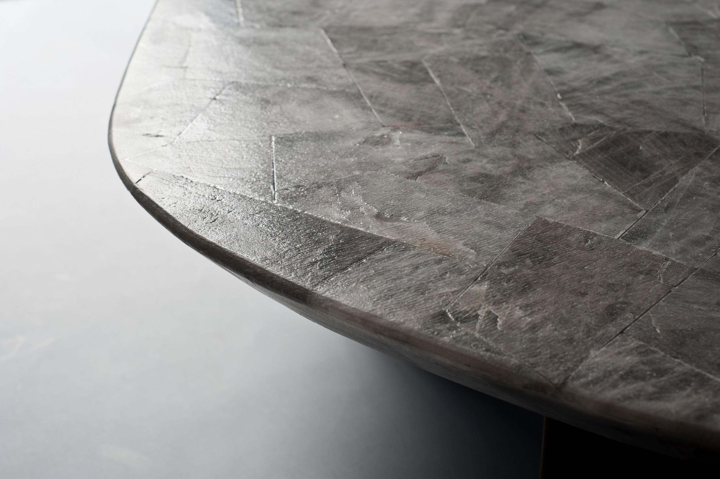 Table à rebord emboîtée par DeMuro Das en quartz fumé avec base en laiton antique Neuf - En vente à New York, NY