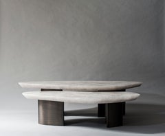 Tavolino Ledge della collezione Nested di DeMuro Das, in quarzo bianco con base in ottone anticato