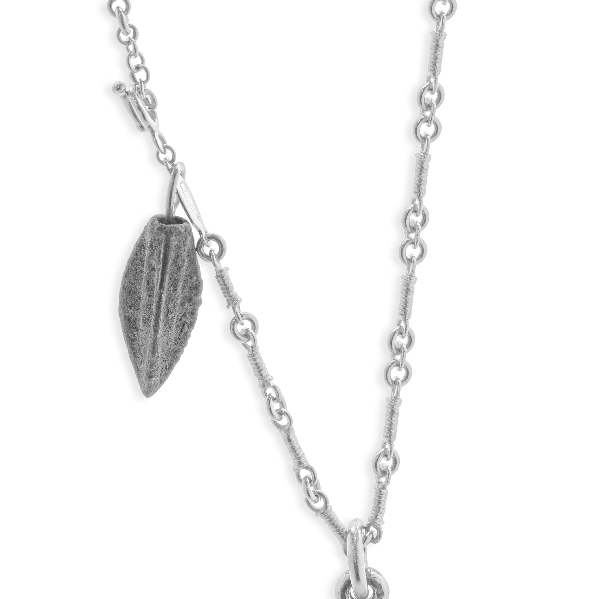 Diseñador: Lee Brevard
Material: Plata de ley 
Dimensiones: el collar mide aproximadamente 45 cm de largo
Peso: 45,62 gramos
